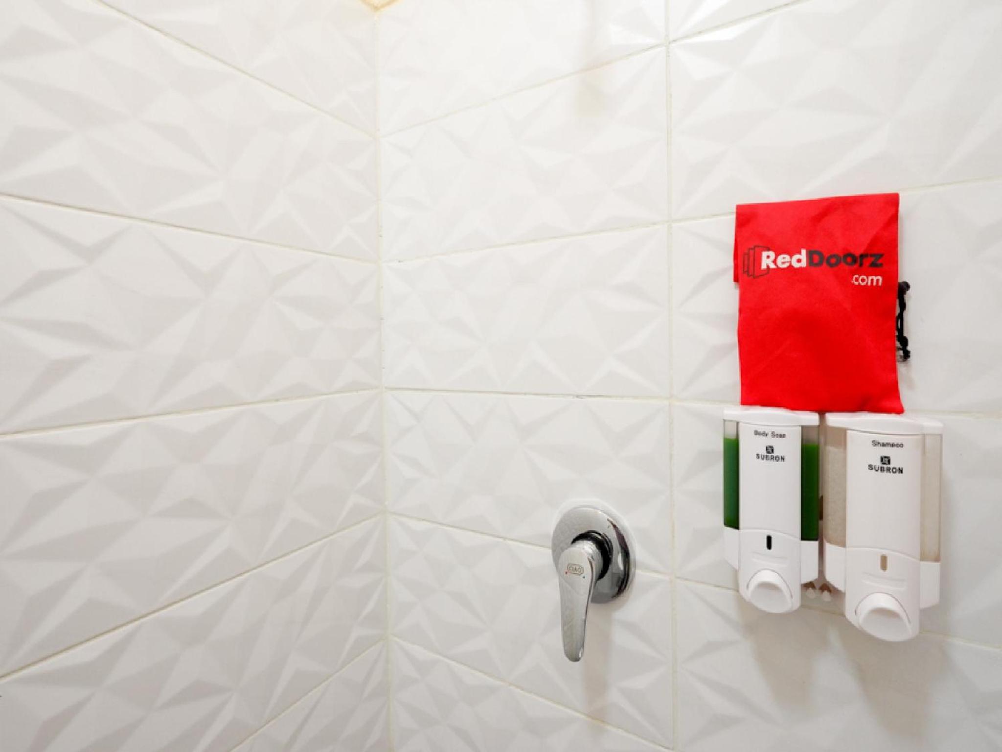 RedDoorz Plus near Paragon Mall Semarang view 2