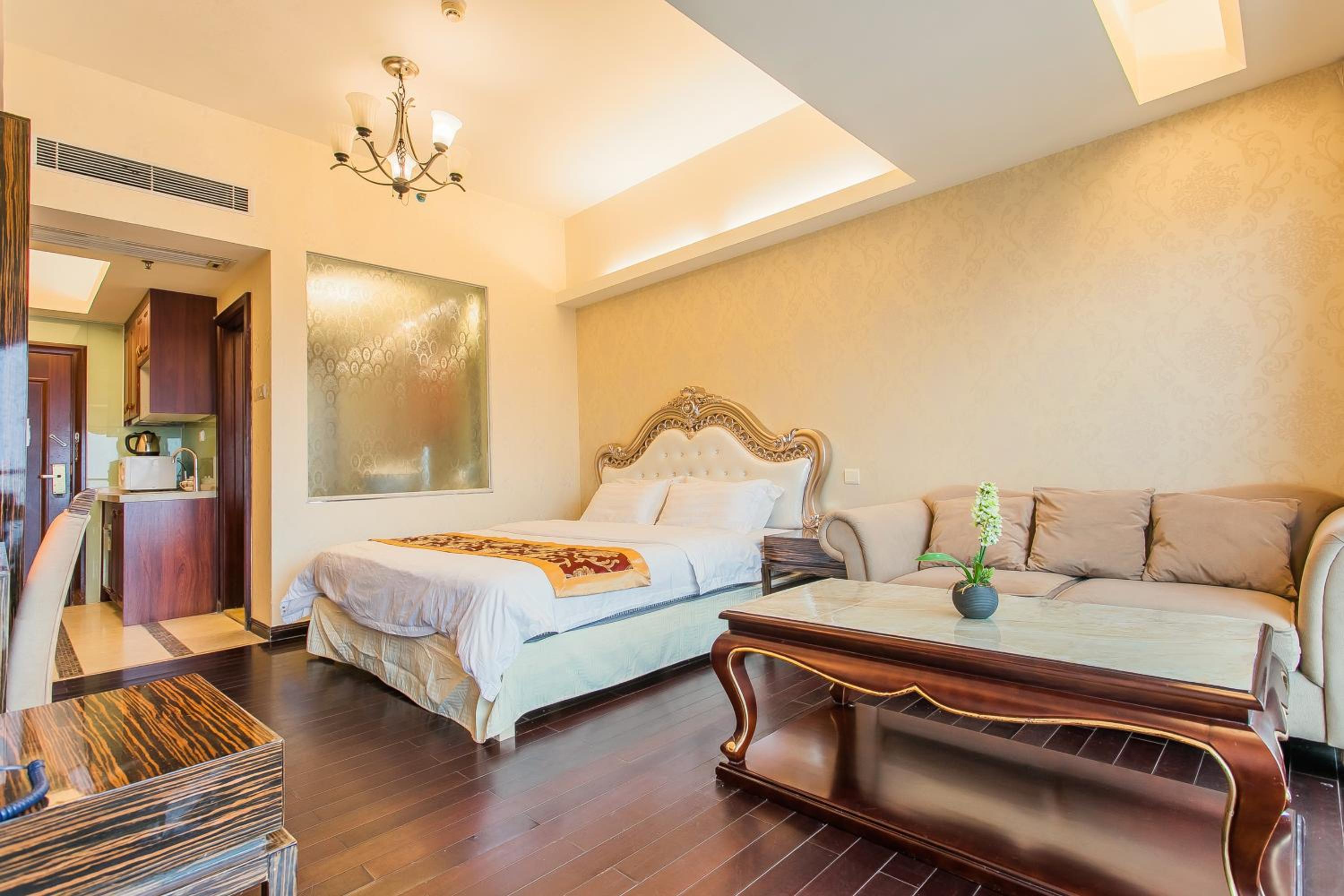 Grand Continental Apartment