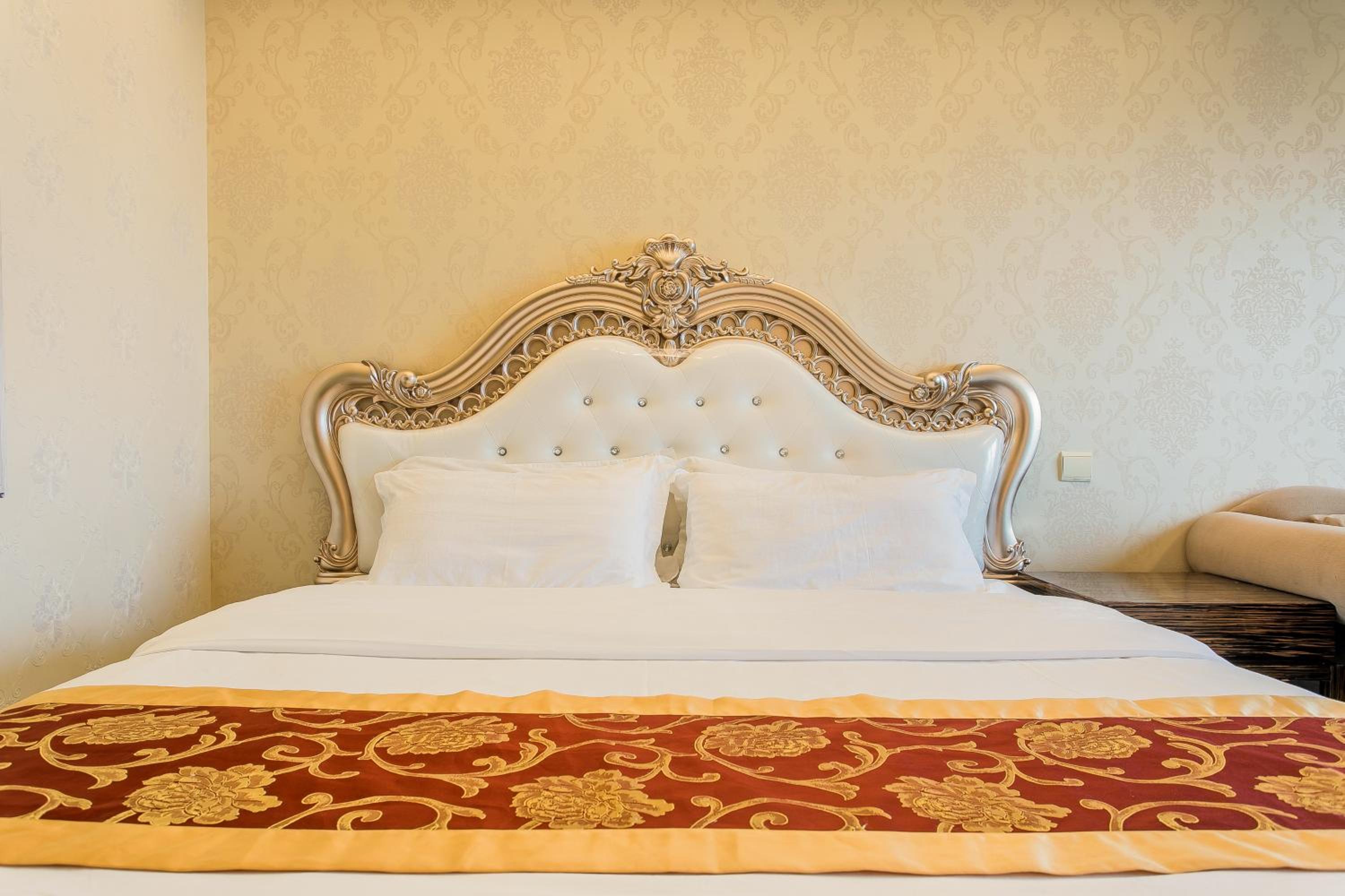 Grand Continental Apartment