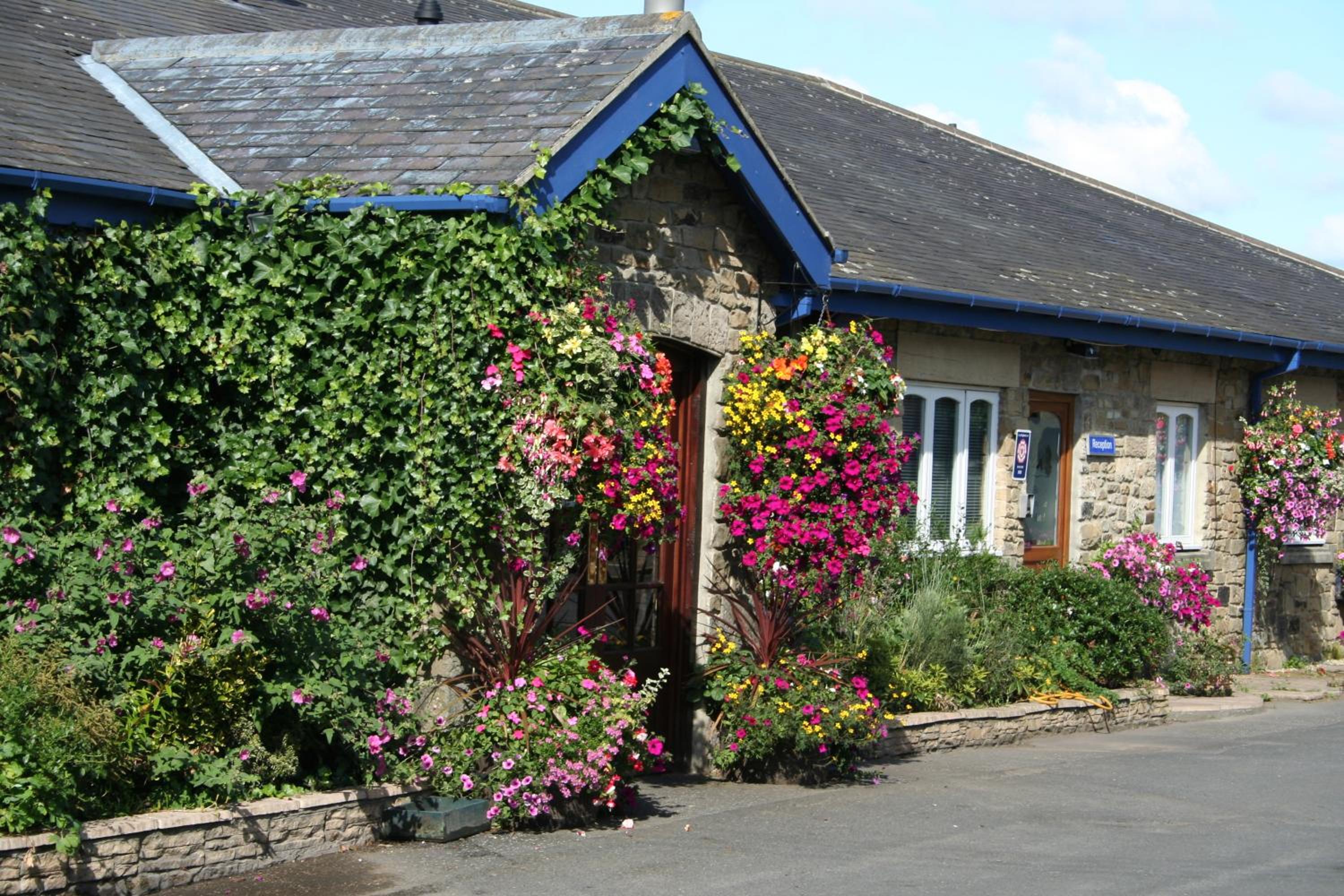Bowes Incline Hotel