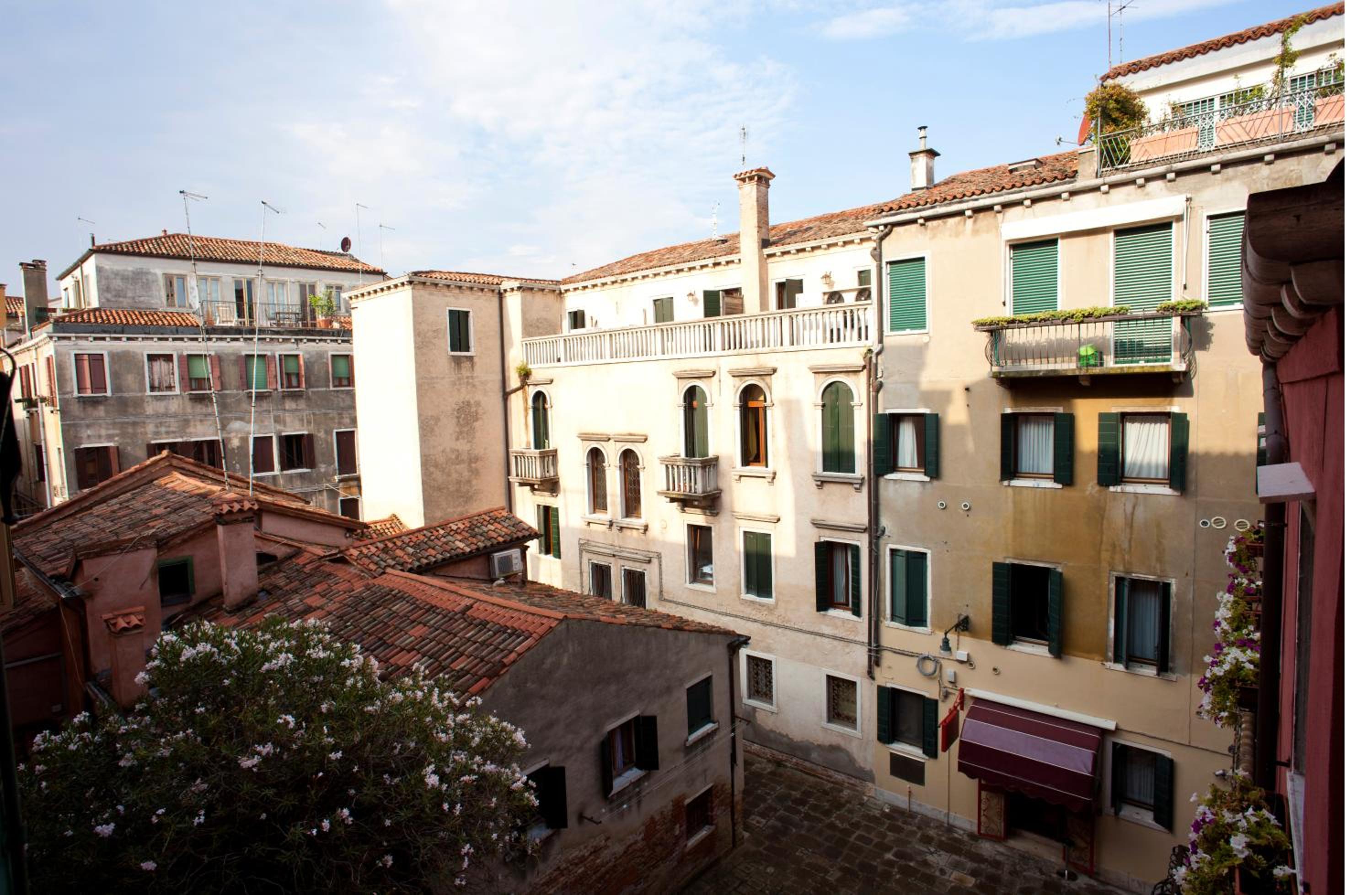 Al Mezzanino, Palazzo Torniello