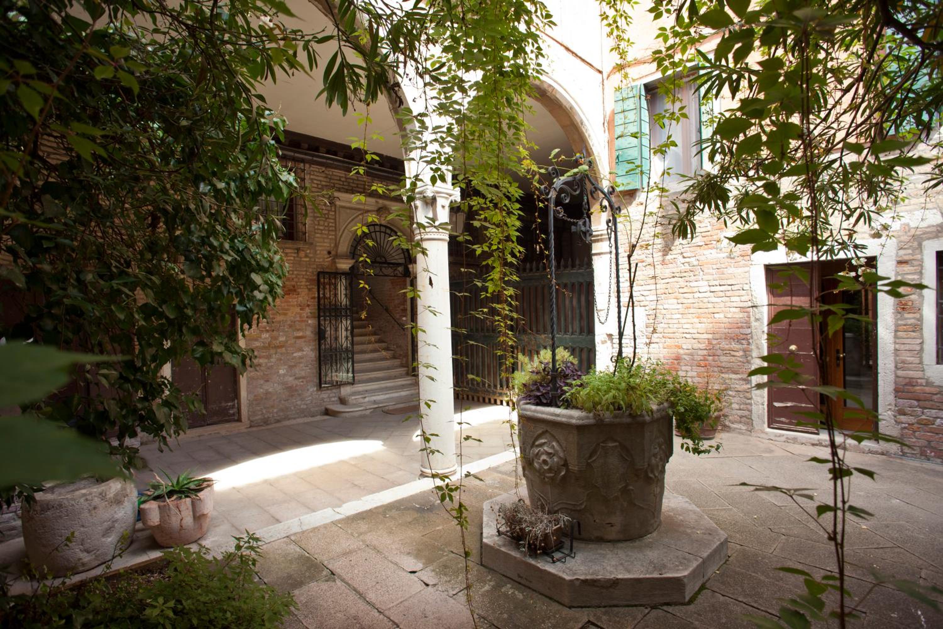Al Mezzanino, Palazzo Torniello