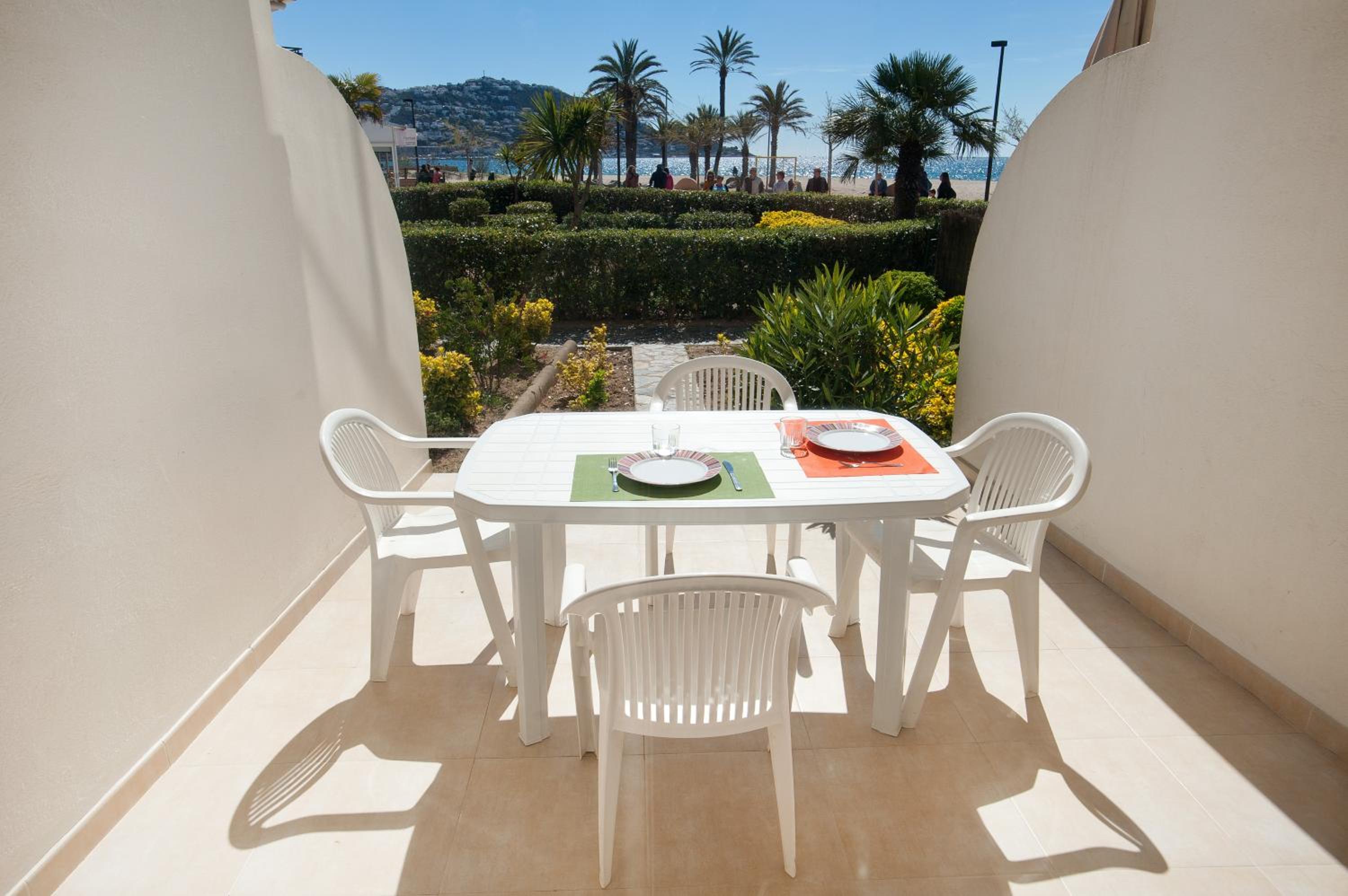 Apartamento a pie de playa, climatizado y parking view 5
