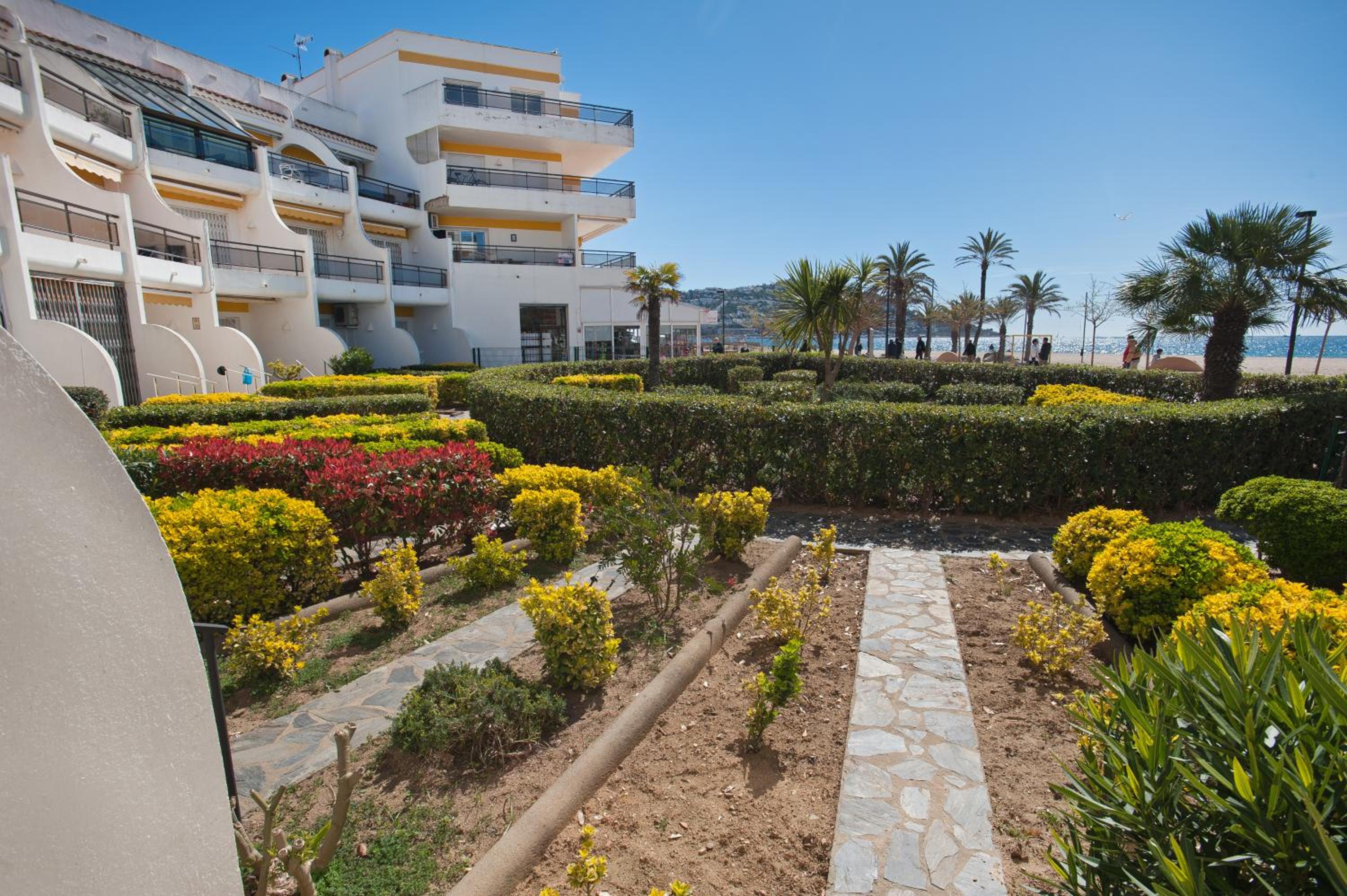 Apartamento a pie de playa, climatizado y parking view 4