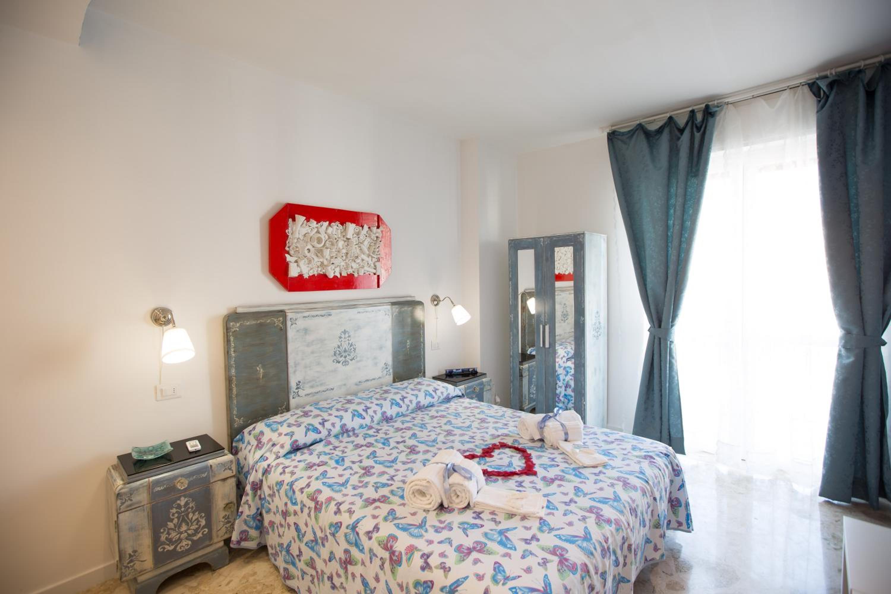 Versomare en Polignano a Mare — hotel room