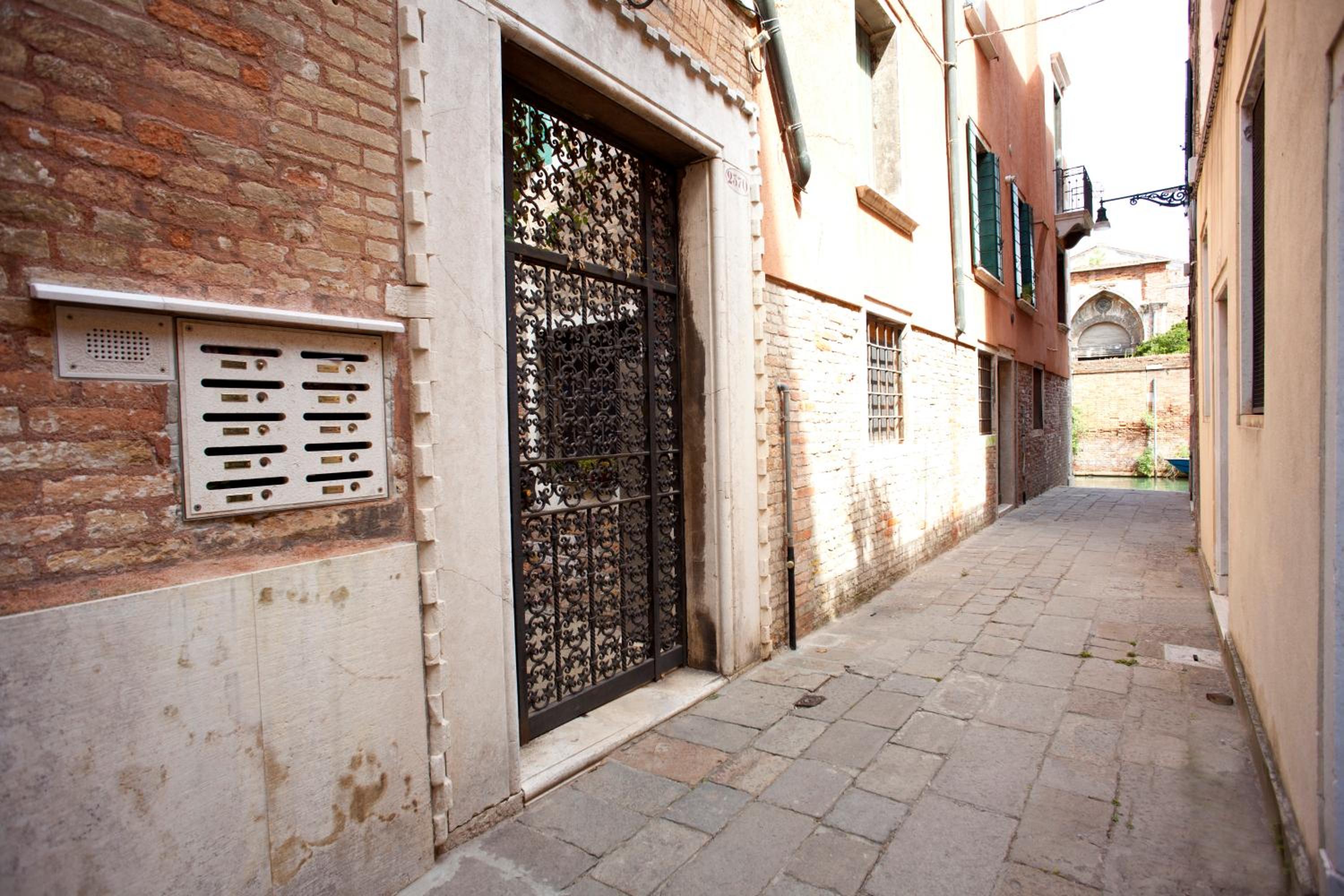 Al Mezzanino, Palazzo Torniello