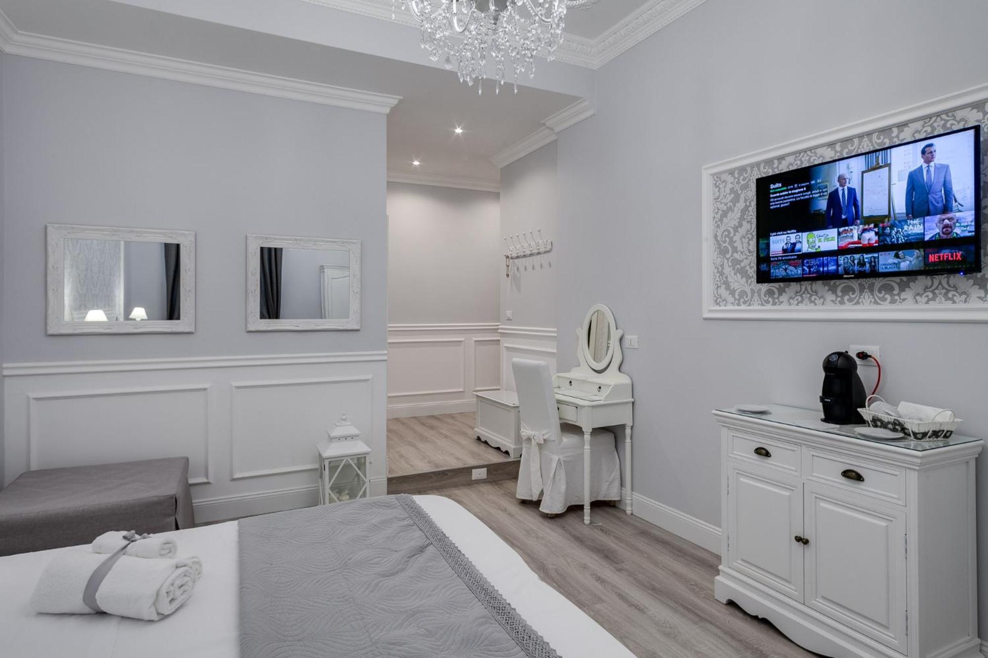 Charme & Chic Luxury