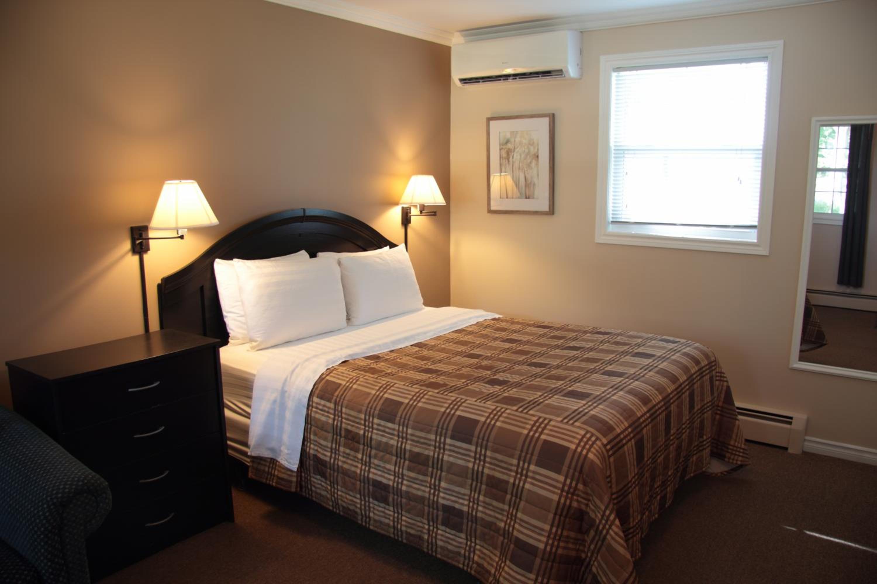 CARLETON INN & COTTAGES