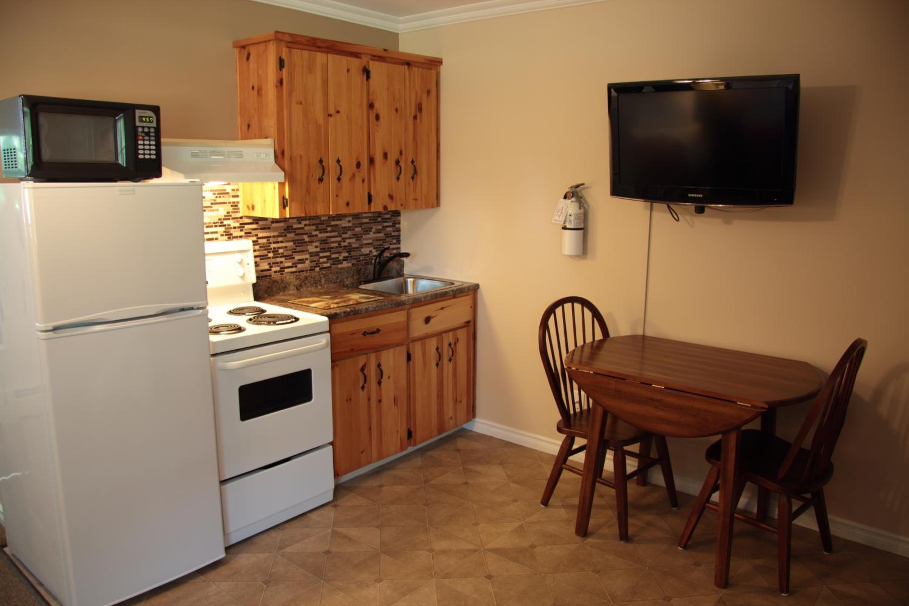 CARLETON INN & COTTAGES