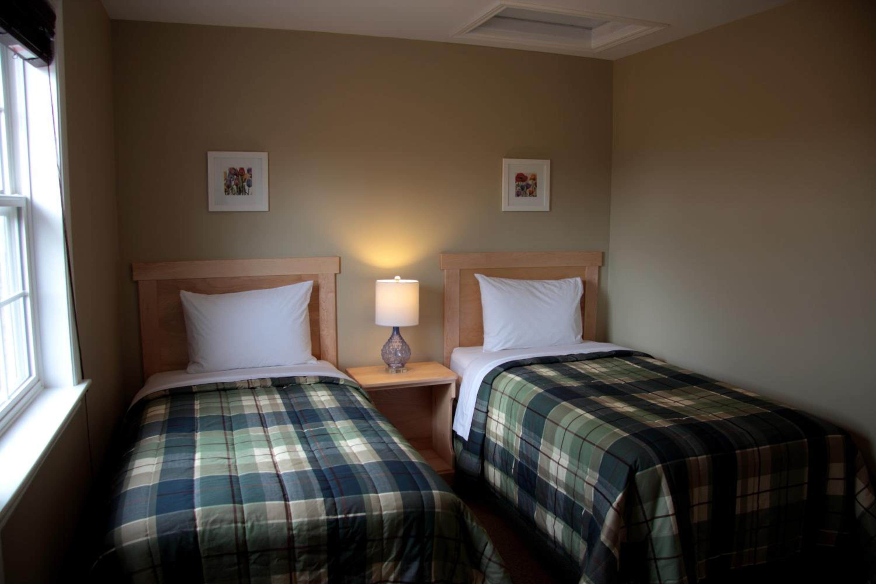 CARLETON INN & COTTAGES