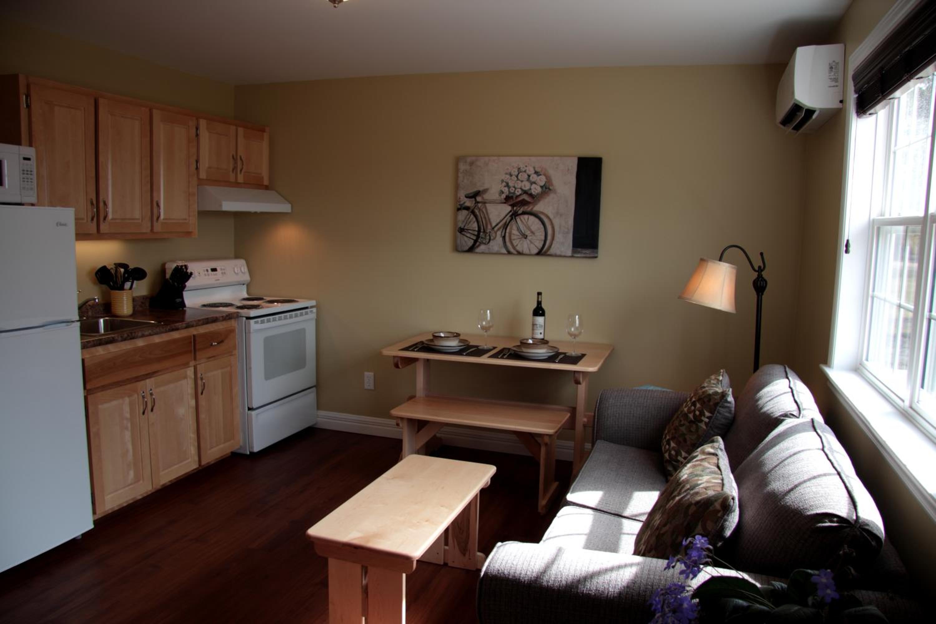 CARLETON INN & COTTAGES