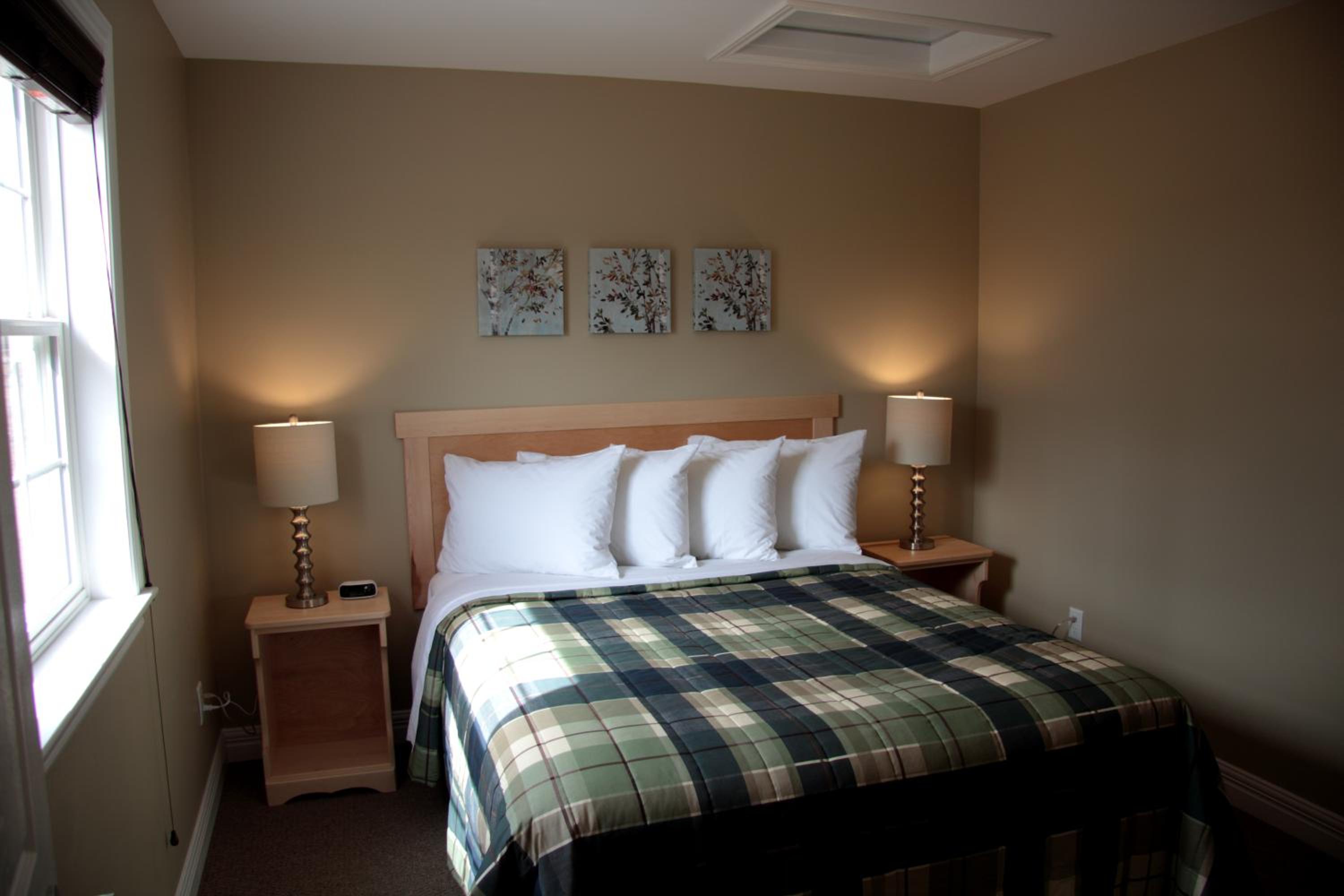 CARLETON INN & COTTAGES