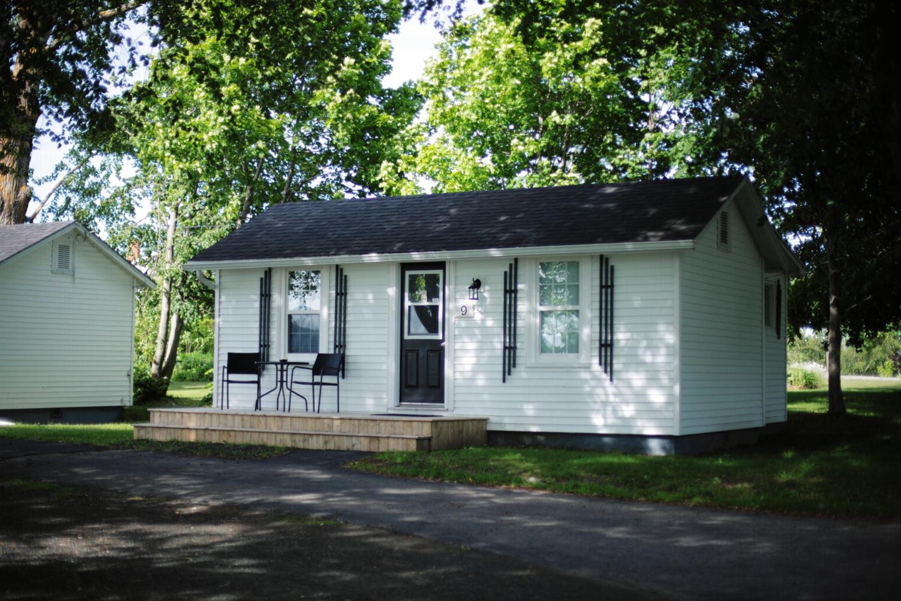 CARLETON INN & COTTAGES