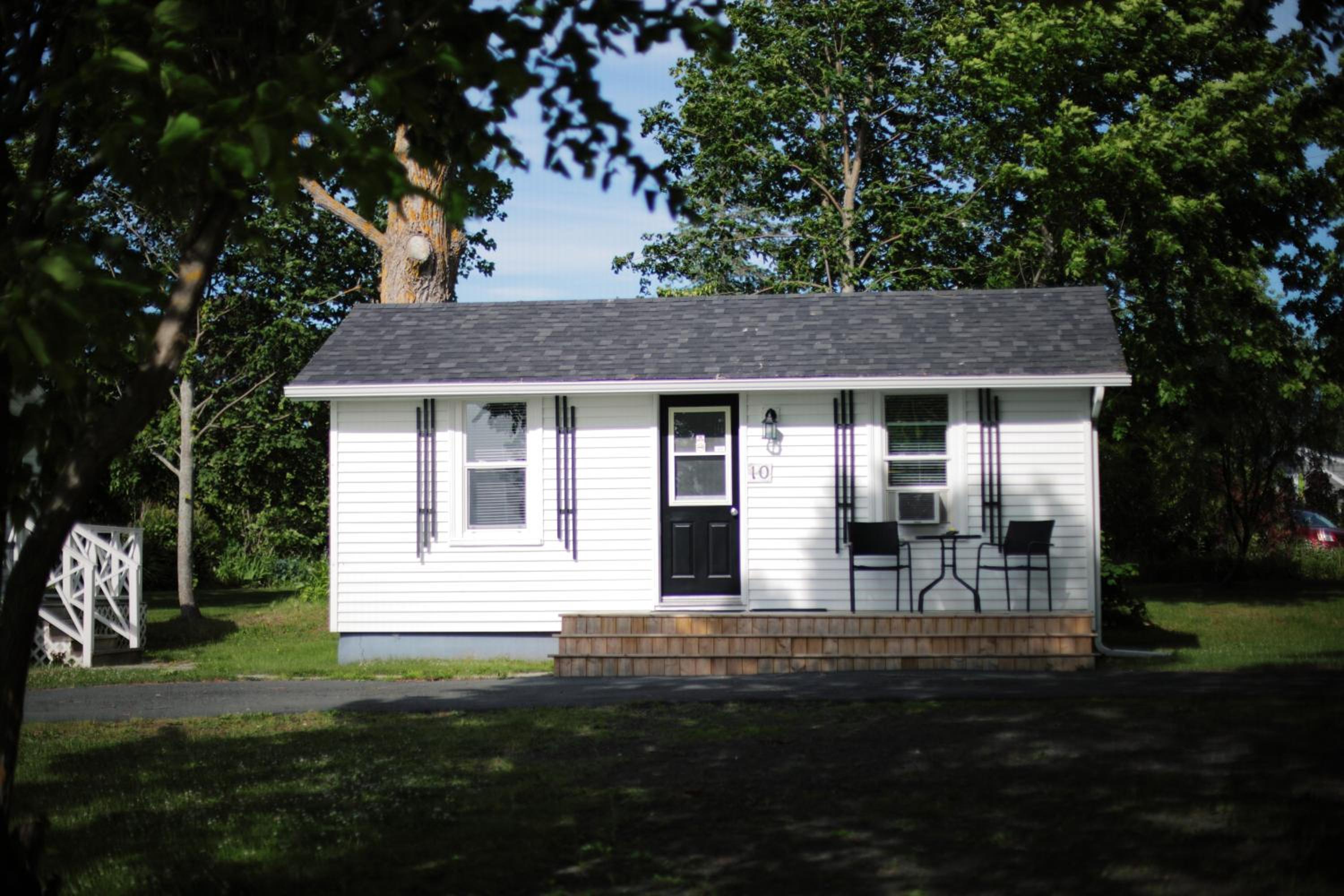 CARLETON INN & COTTAGES