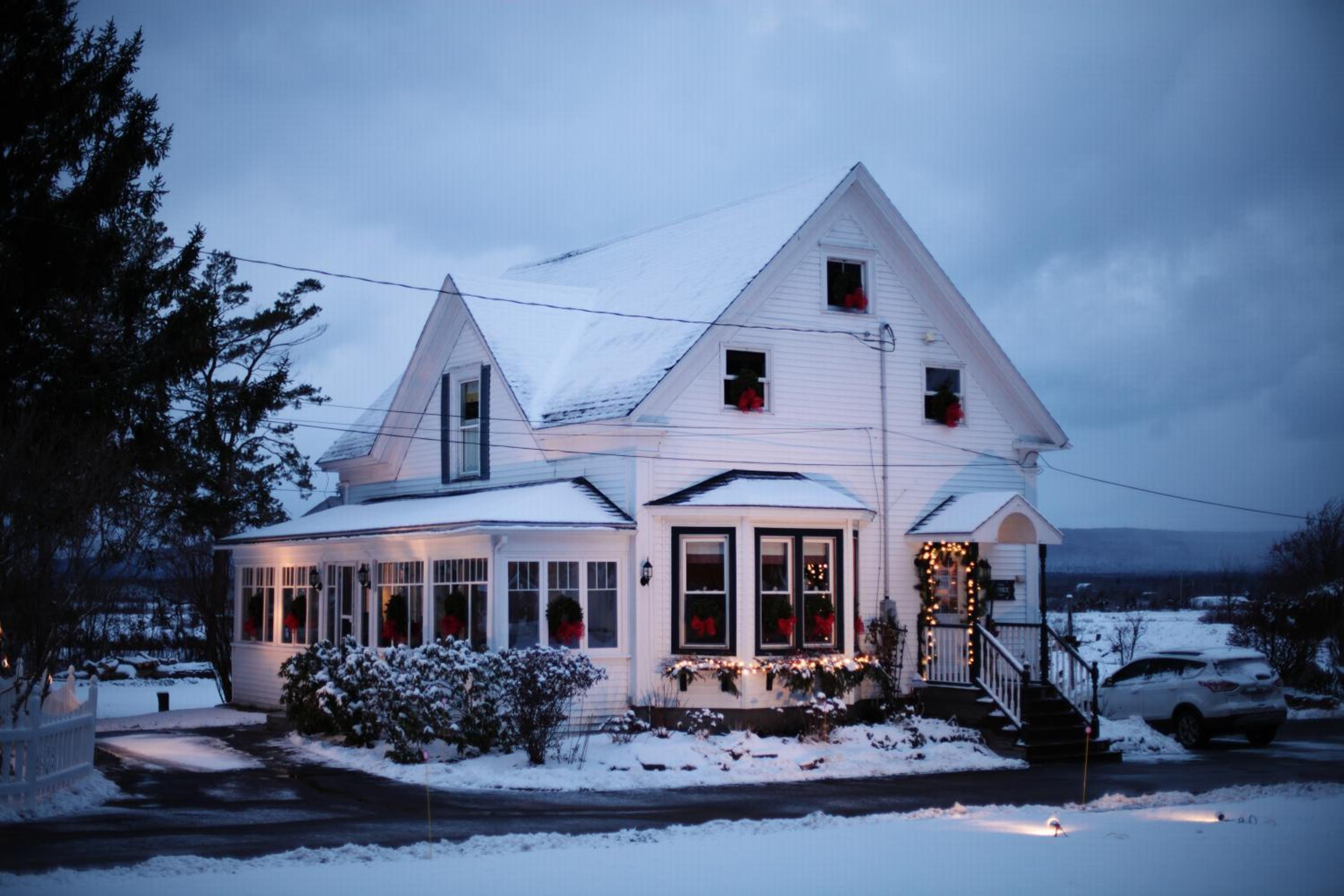 CARLETON INN & COTTAGES