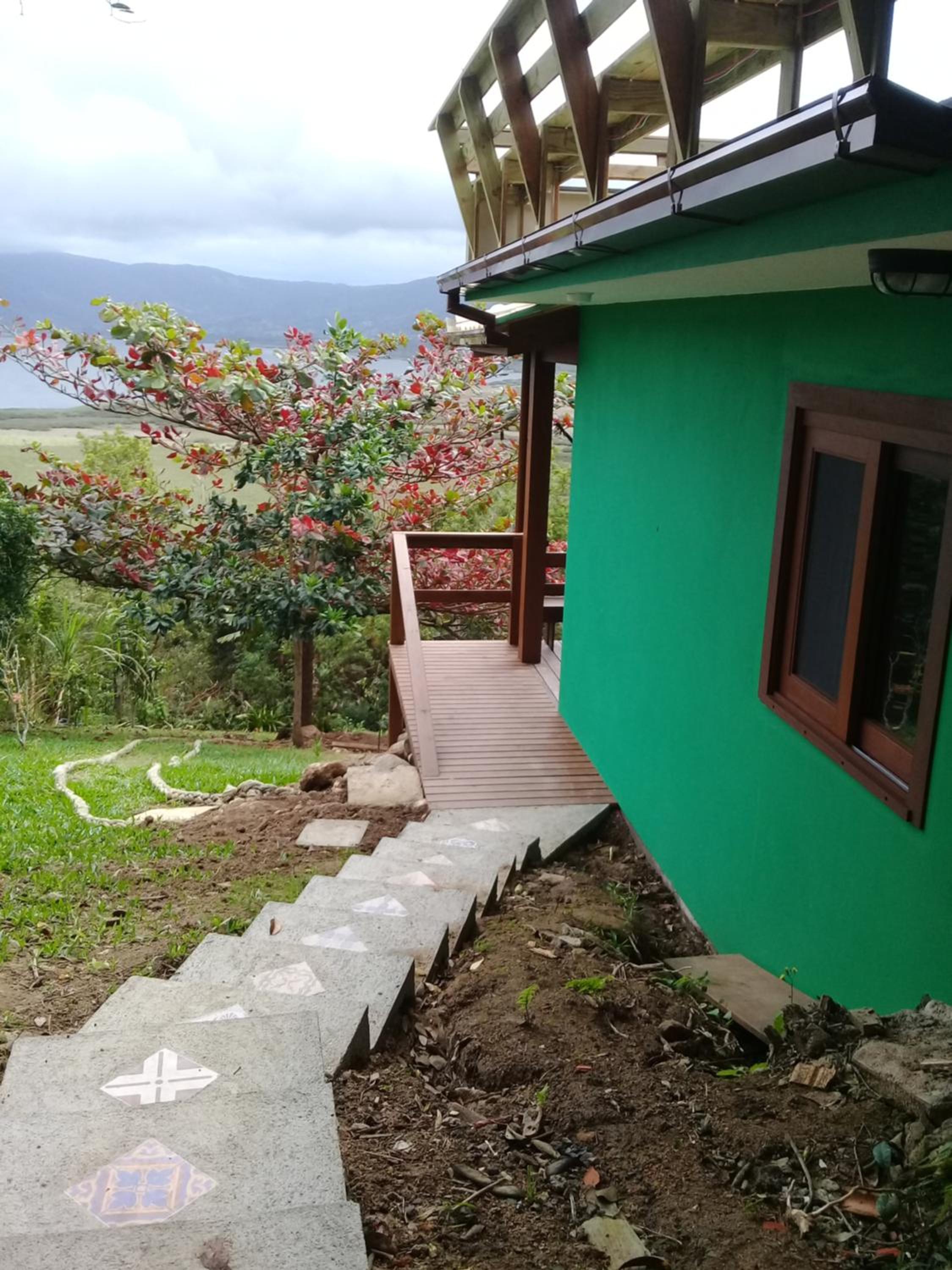 Casa com piscina e incrível vista para lagoa