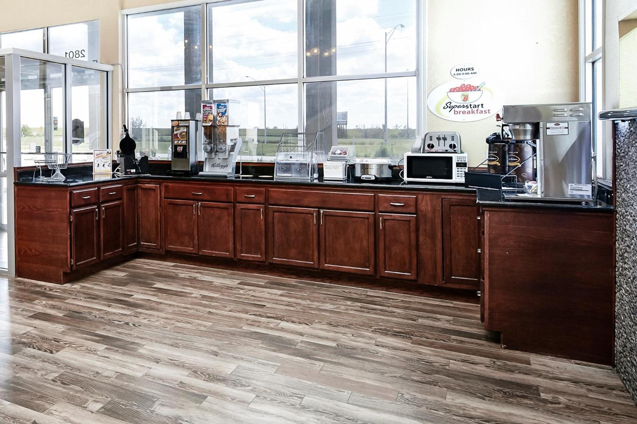 Elk City Vacations - Super 8 by Wyndham Elk City - Property Image 8