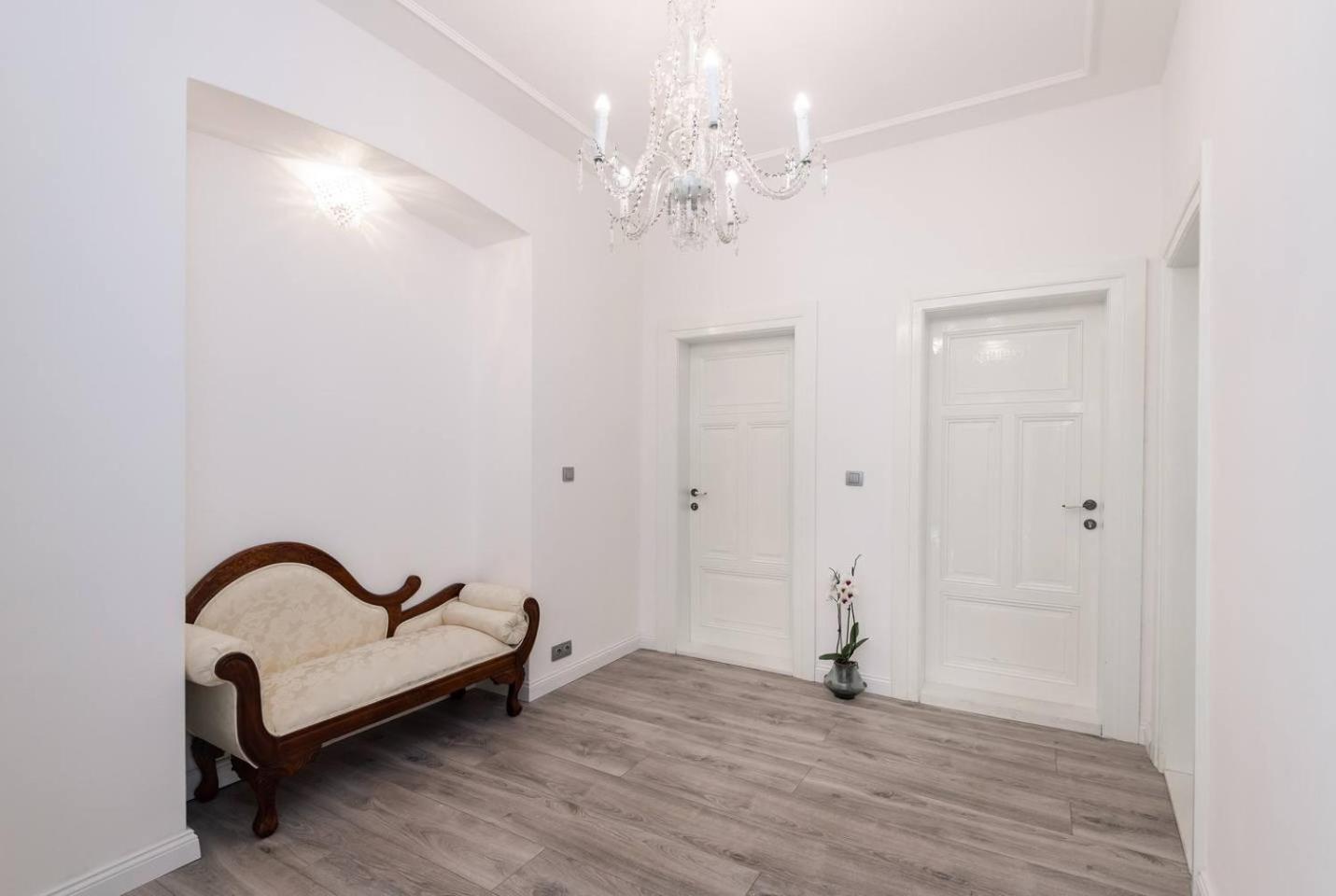 Wenceslas Square / Main Station - NEW STUDIO*****