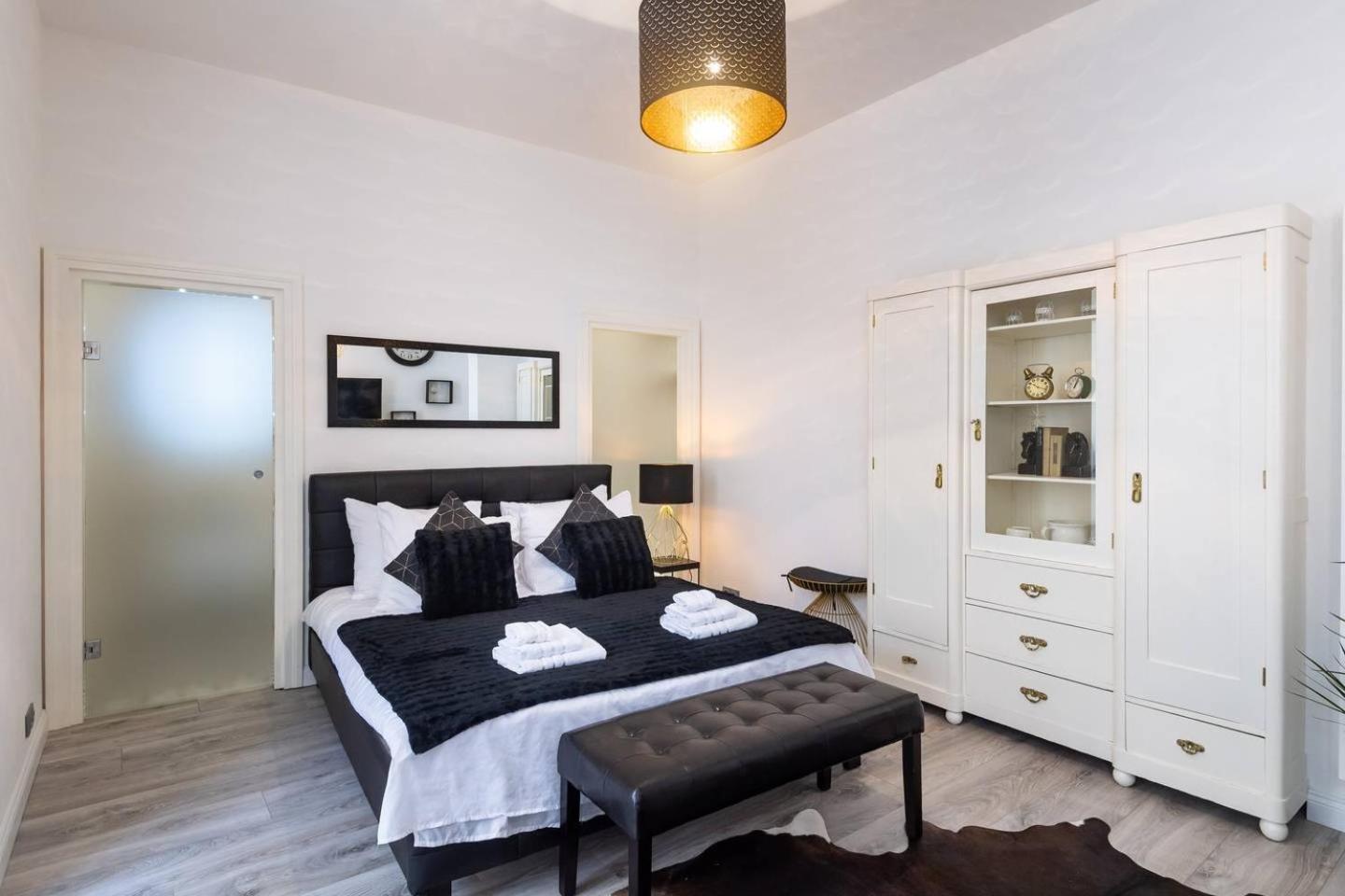Wenceslas Square / Main Station - NEW STUDIO*****