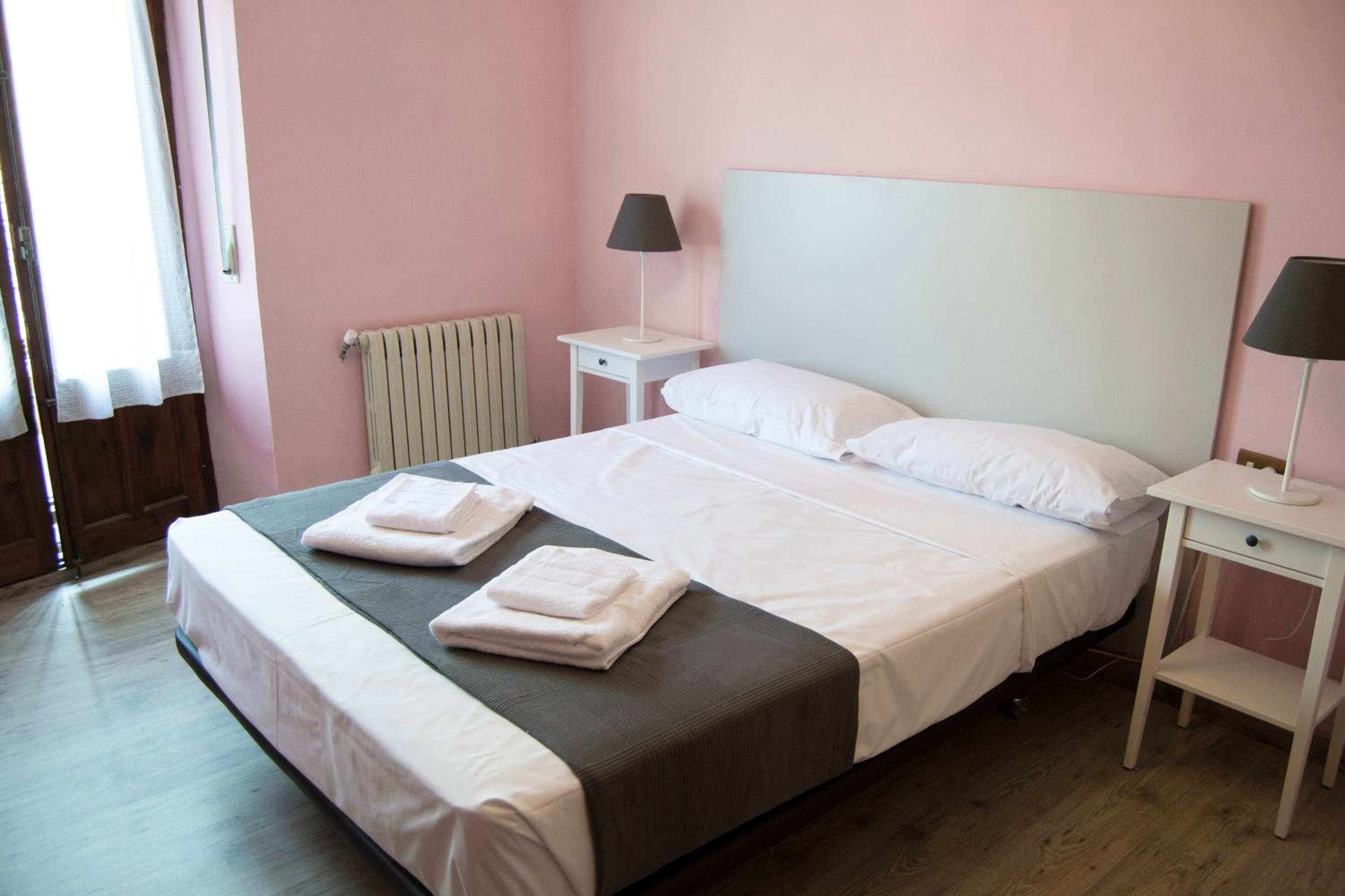 Tres Puentes Anguiano Apartamentos y Hostal