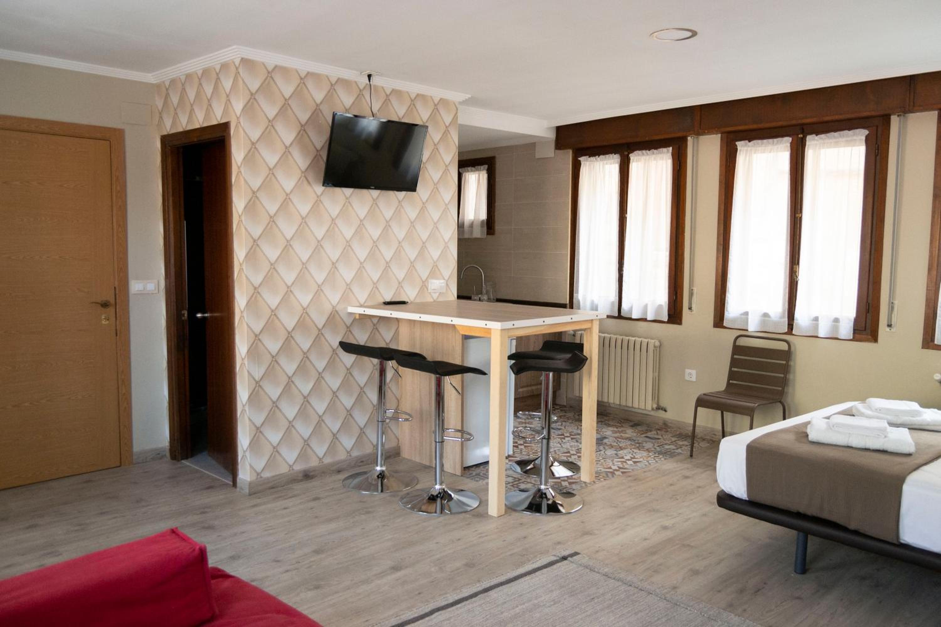 Tres Puentes Anguiano Apartamentos y Hostal