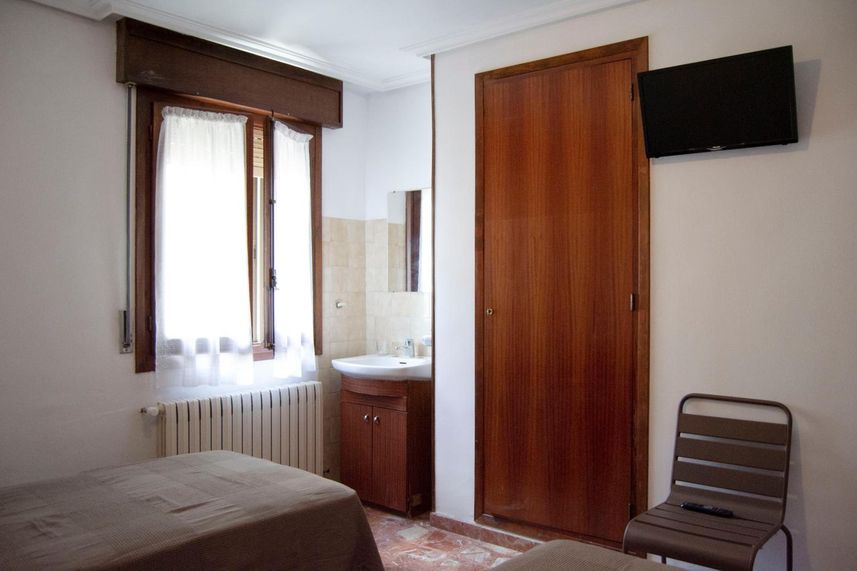 Tres Puentes Anguiano Apartamentos y Hostal
