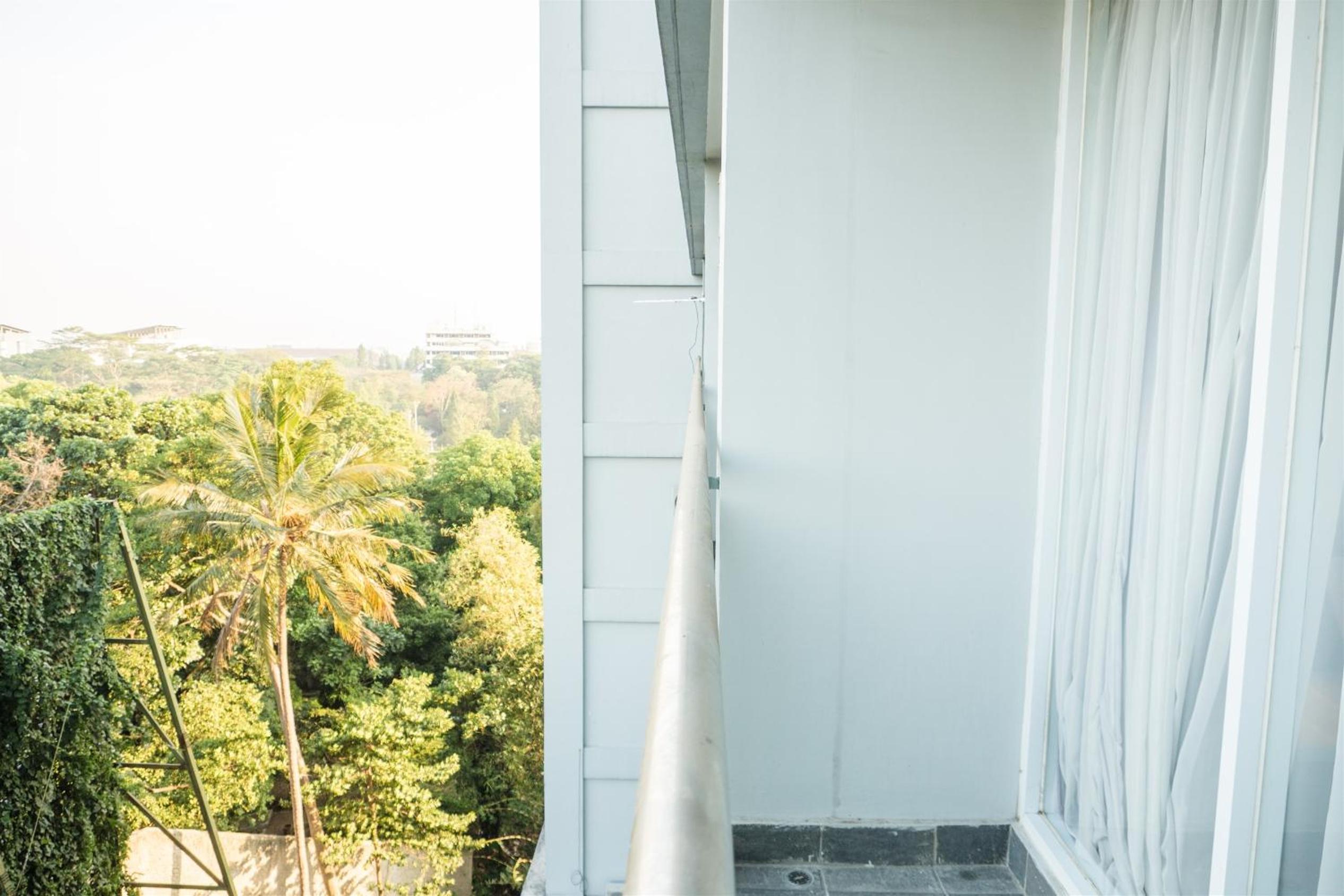 Luxurious 1BR At Dago Suites Apartment By Travelio