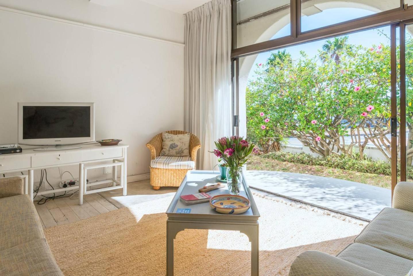 Seaside 2-Bedroom Apartment on Beach Road view 4