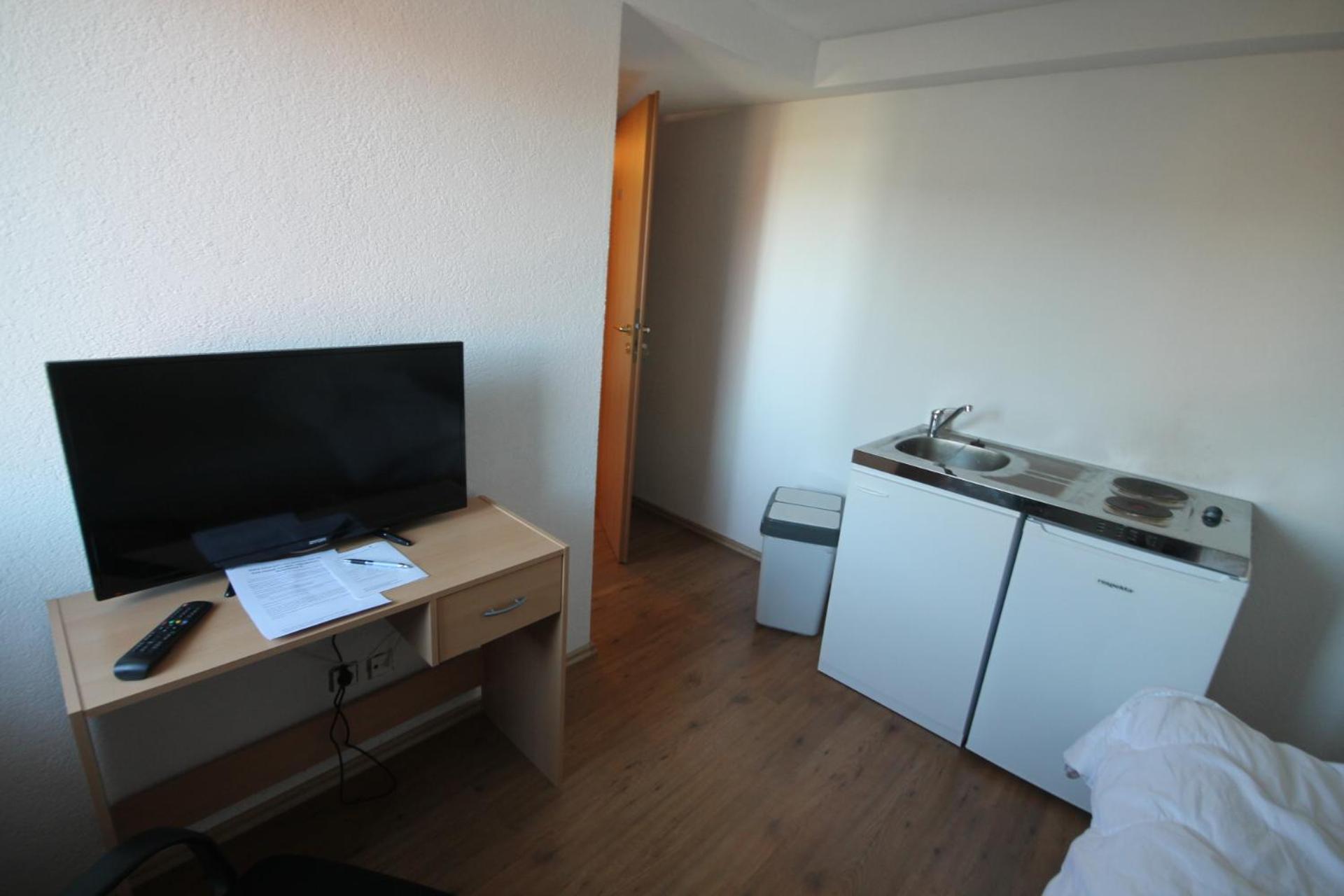 Biberach-Riss-Zimmer-frei, Einzel-Zimmer Bad Küche view 3