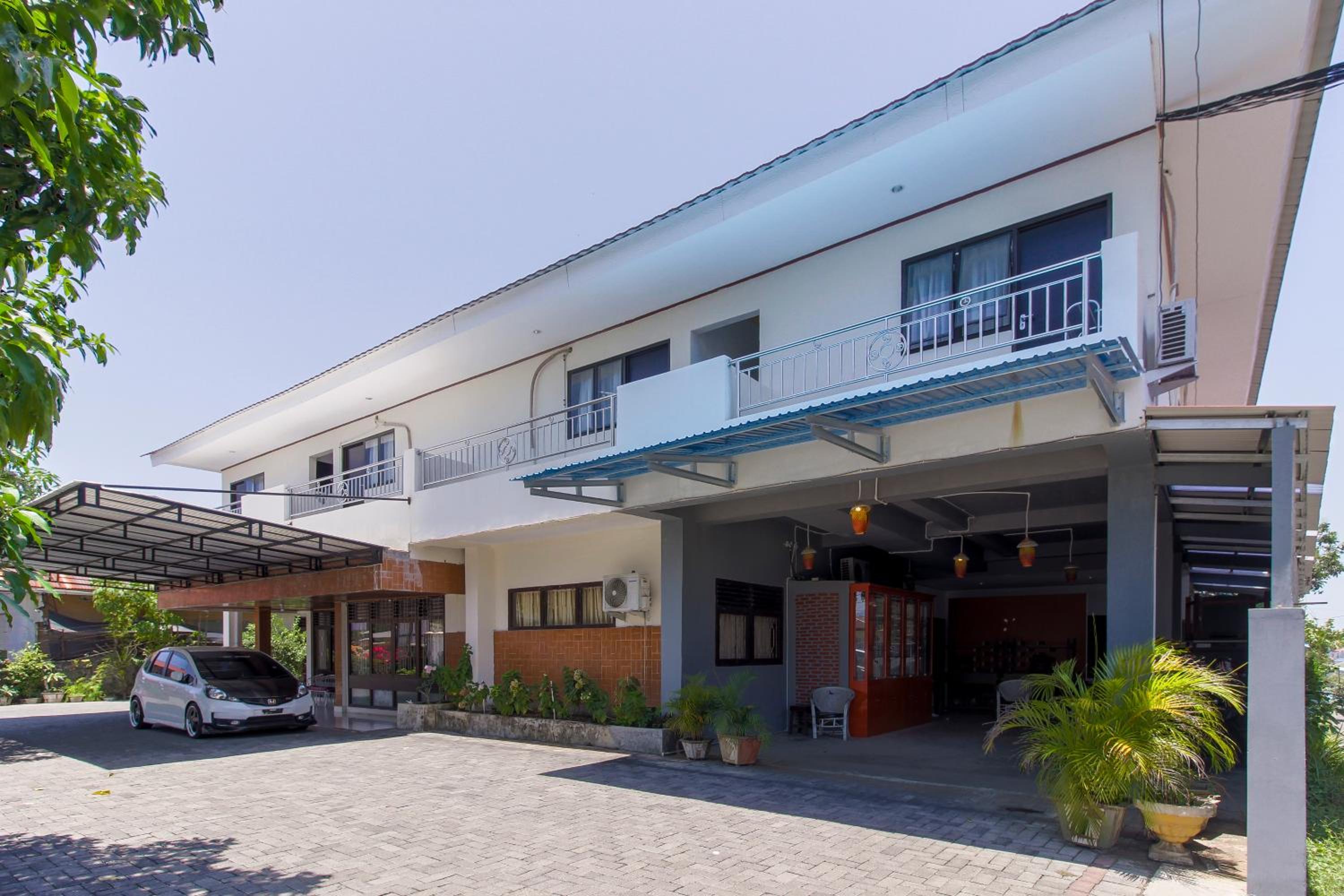 Hotel RedDoorz near Sam Ratulangi Airport Manado - Image 1