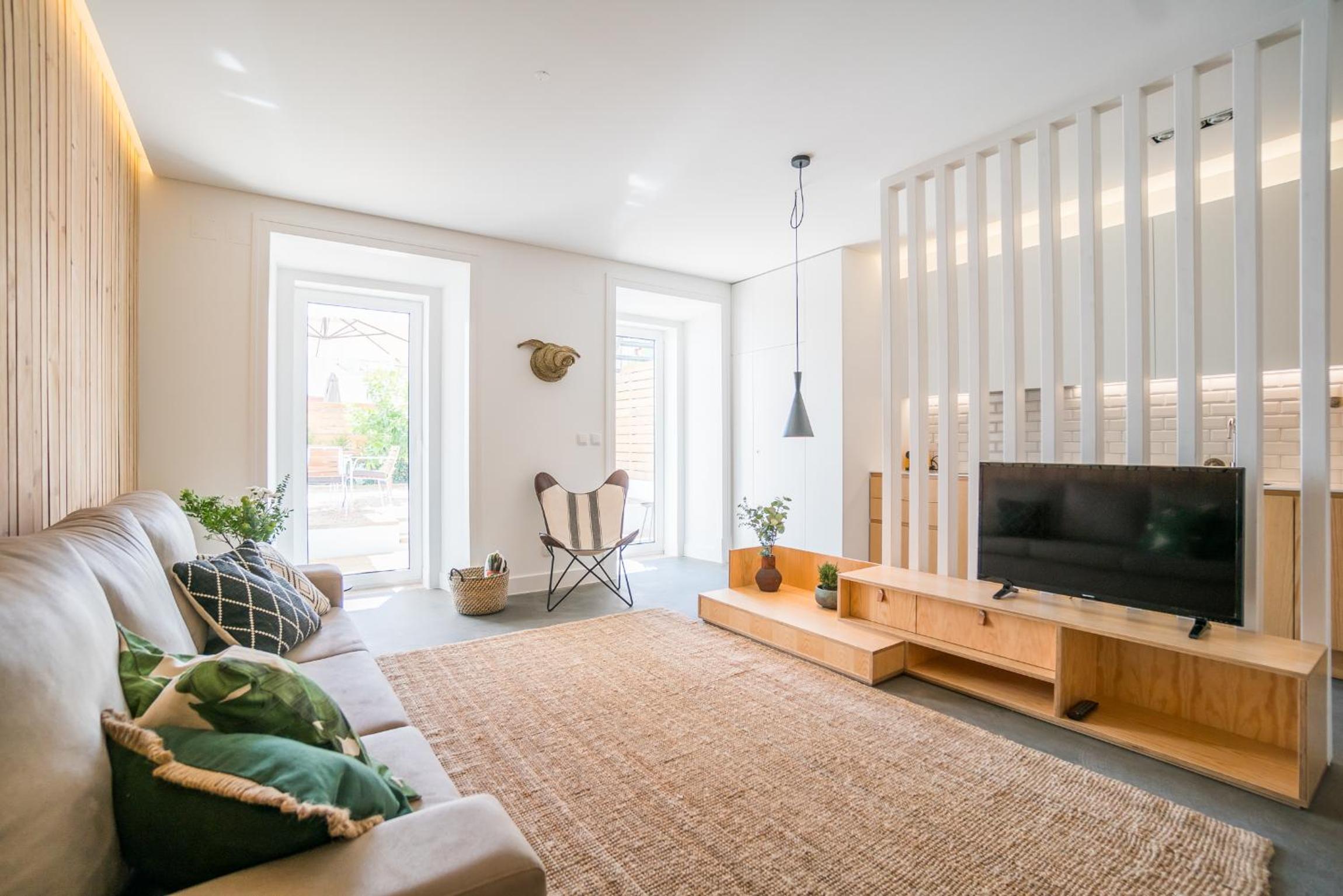 Wood Wall & Garden Apartment view 3