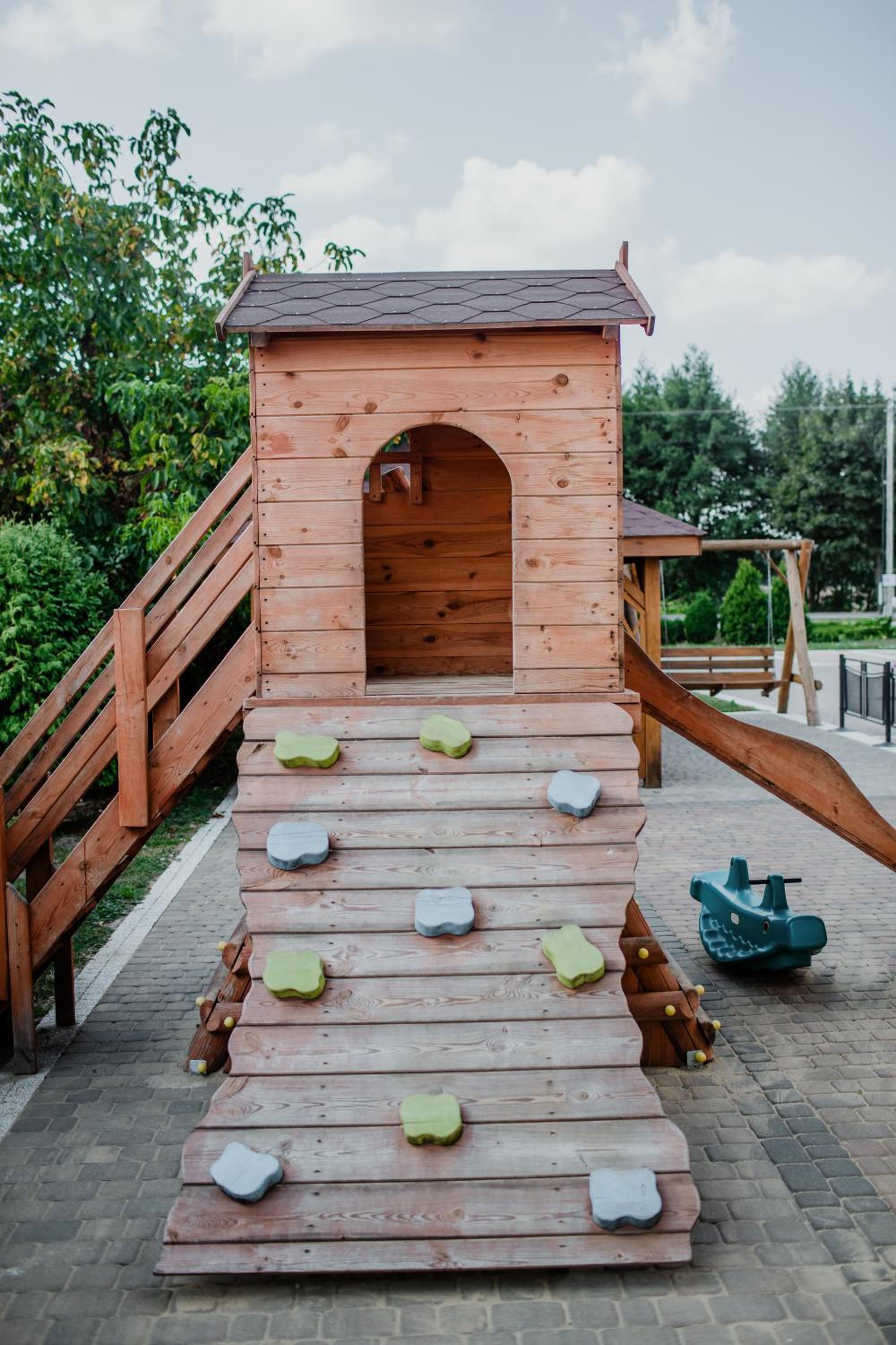 GOŚCINIEC ZACISZE - pokoje & restauracja blisko A2 Dąbie - Uniejów