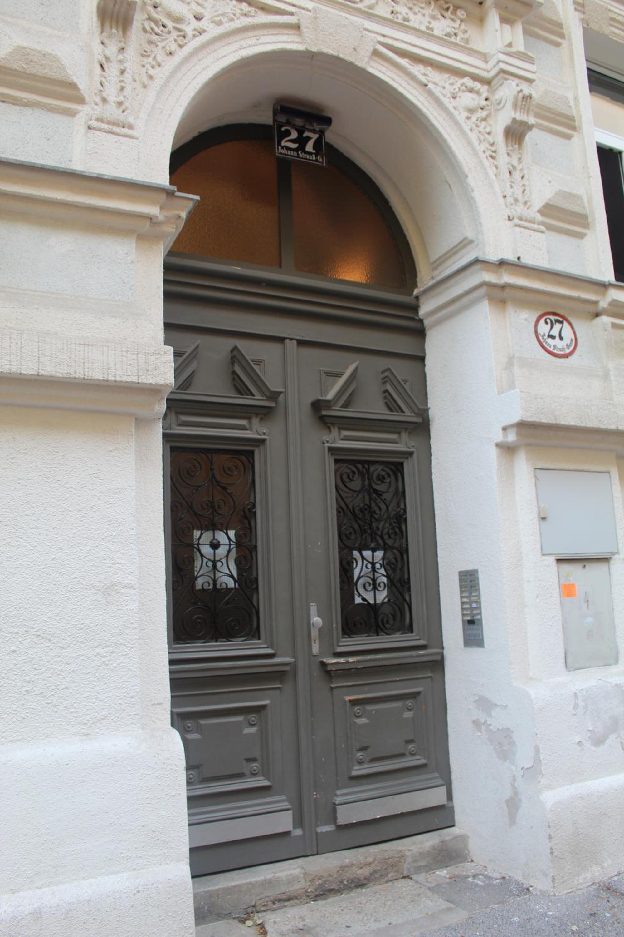 Central Vienna Apartment with unique 40m2 city garden & self check in