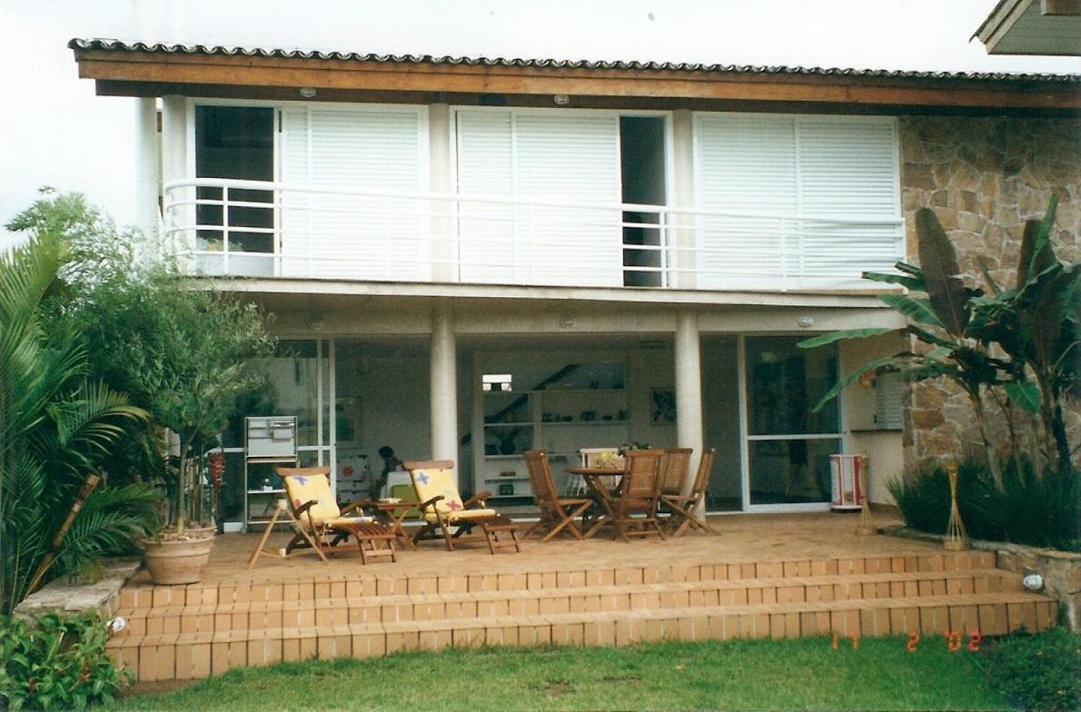 Casa em condomínio fechado de frente para o mar e ao lado do rio