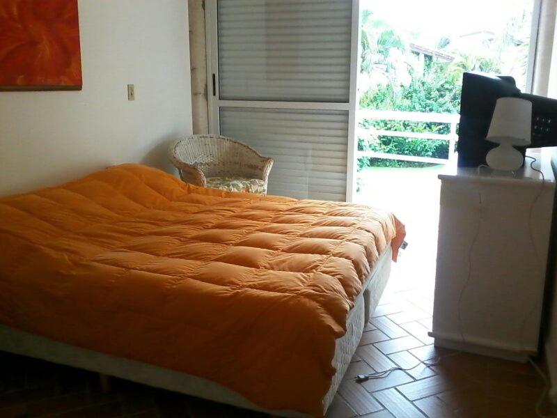 Casa em condomínio fechado de frente para o mar e ao lado do rio
