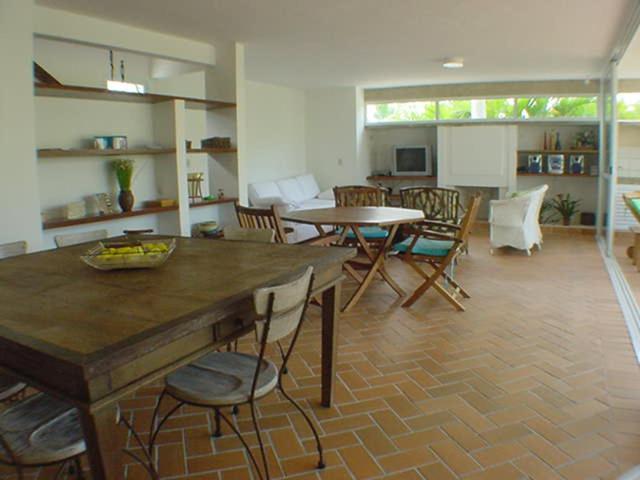 Casa em condomínio fechado de frente para o mar e ao lado do rio