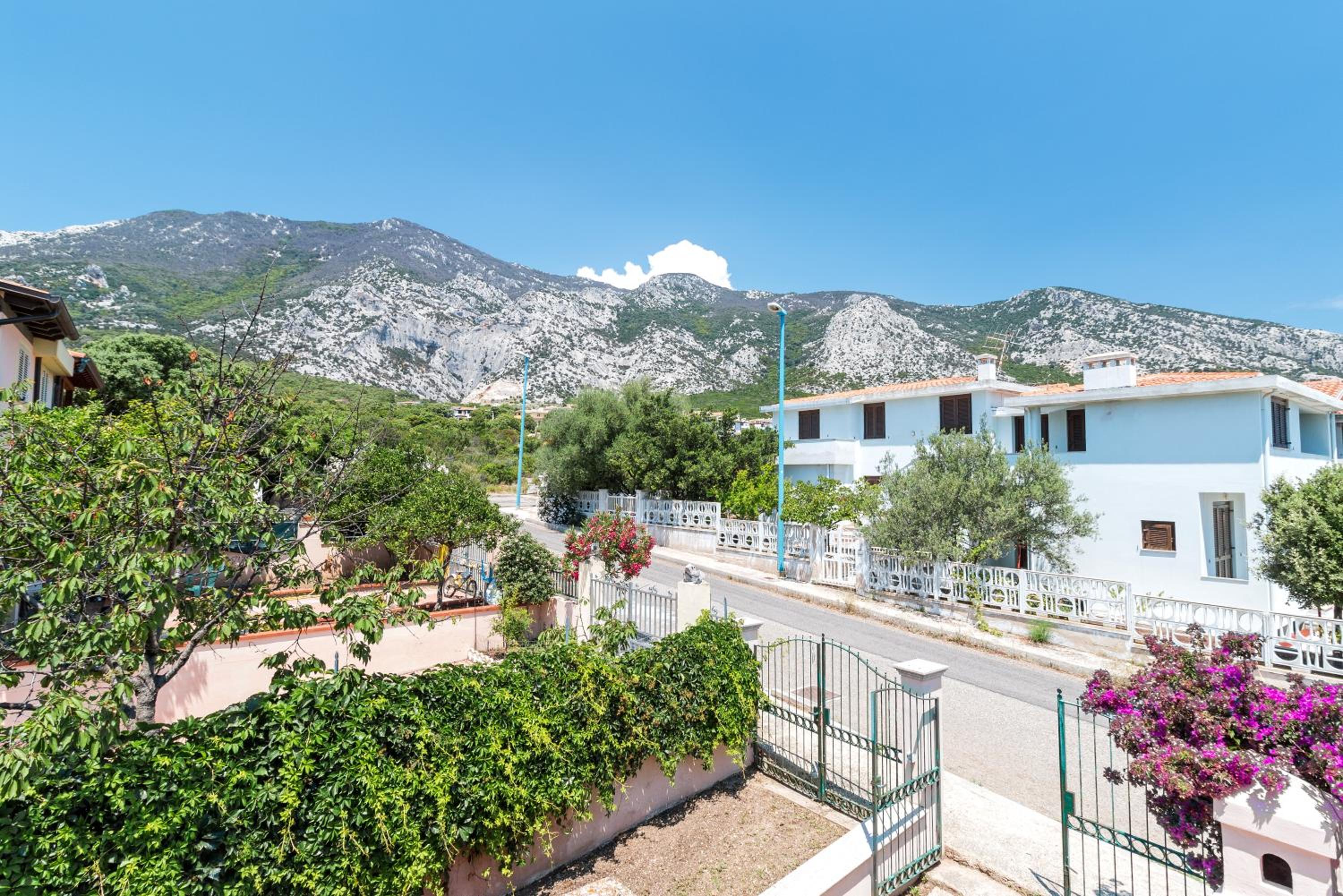 Calagonone villetta con giardino e barbecue view 5