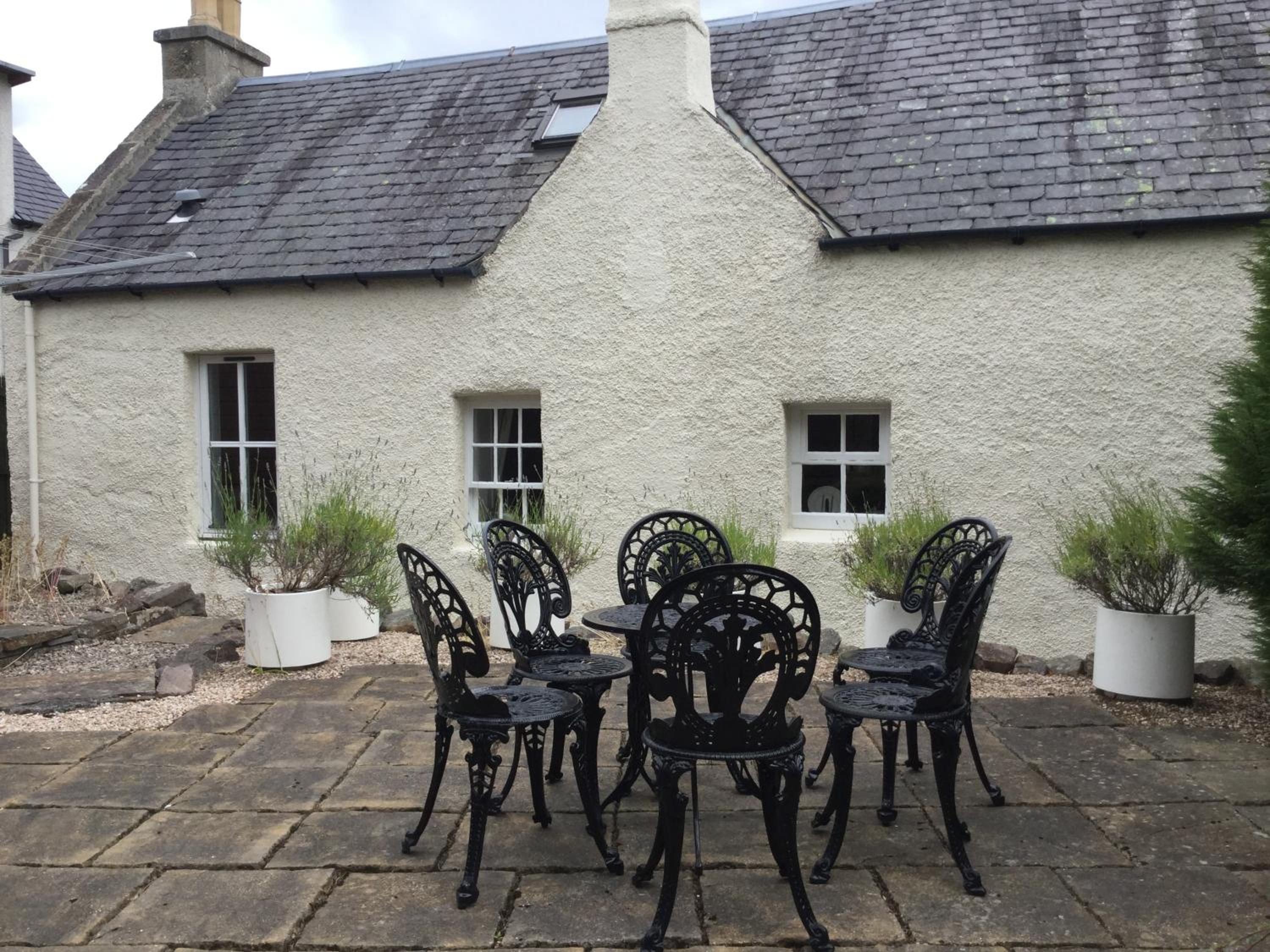 Three-Bedroom Old Cottage Free Parking
