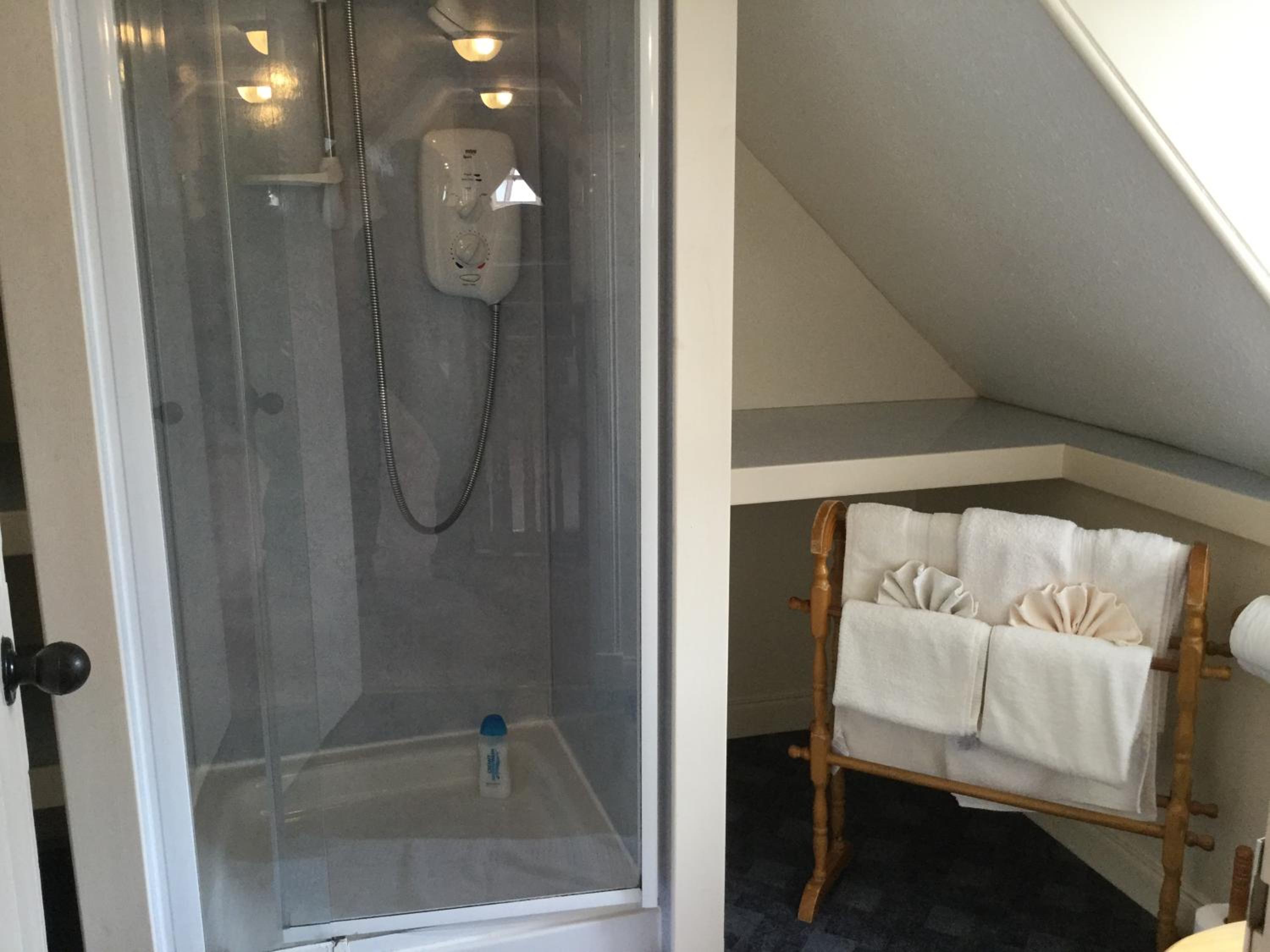 Three-Bedroom Old Cottage Free Parking