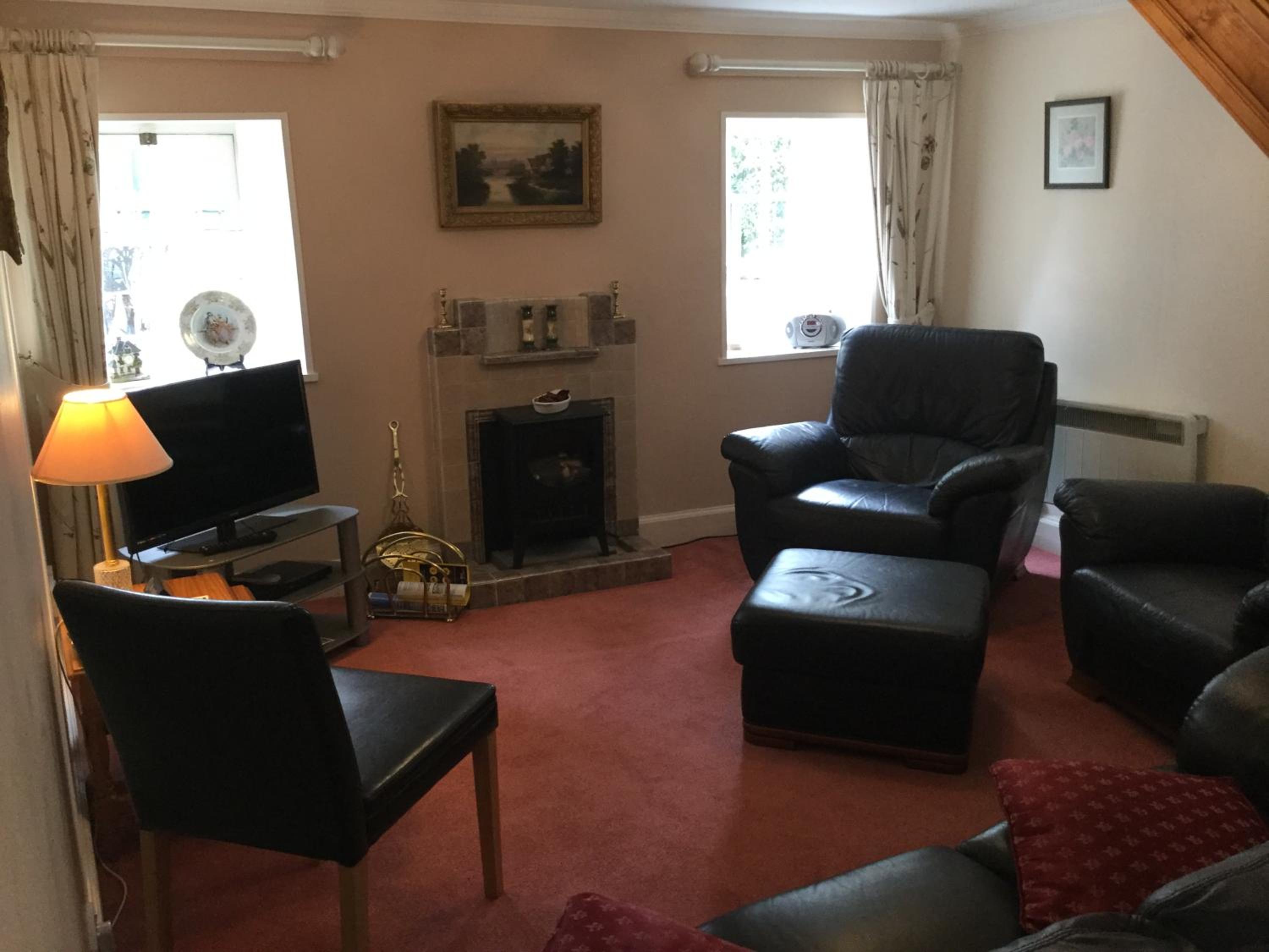 Three-Bedroom Old Cottage Free Parking