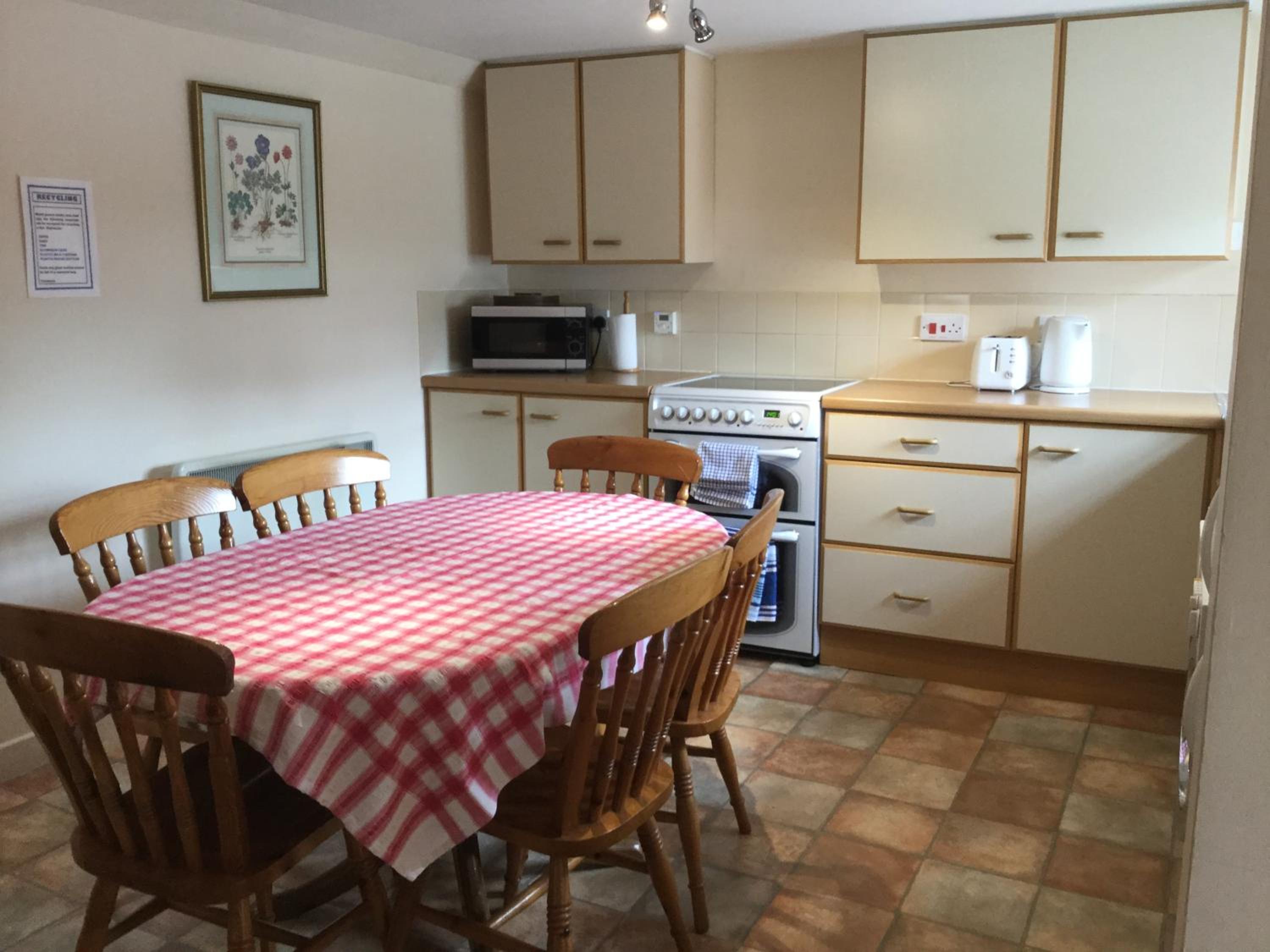 Three-Bedroom Old Cottage Free Parking