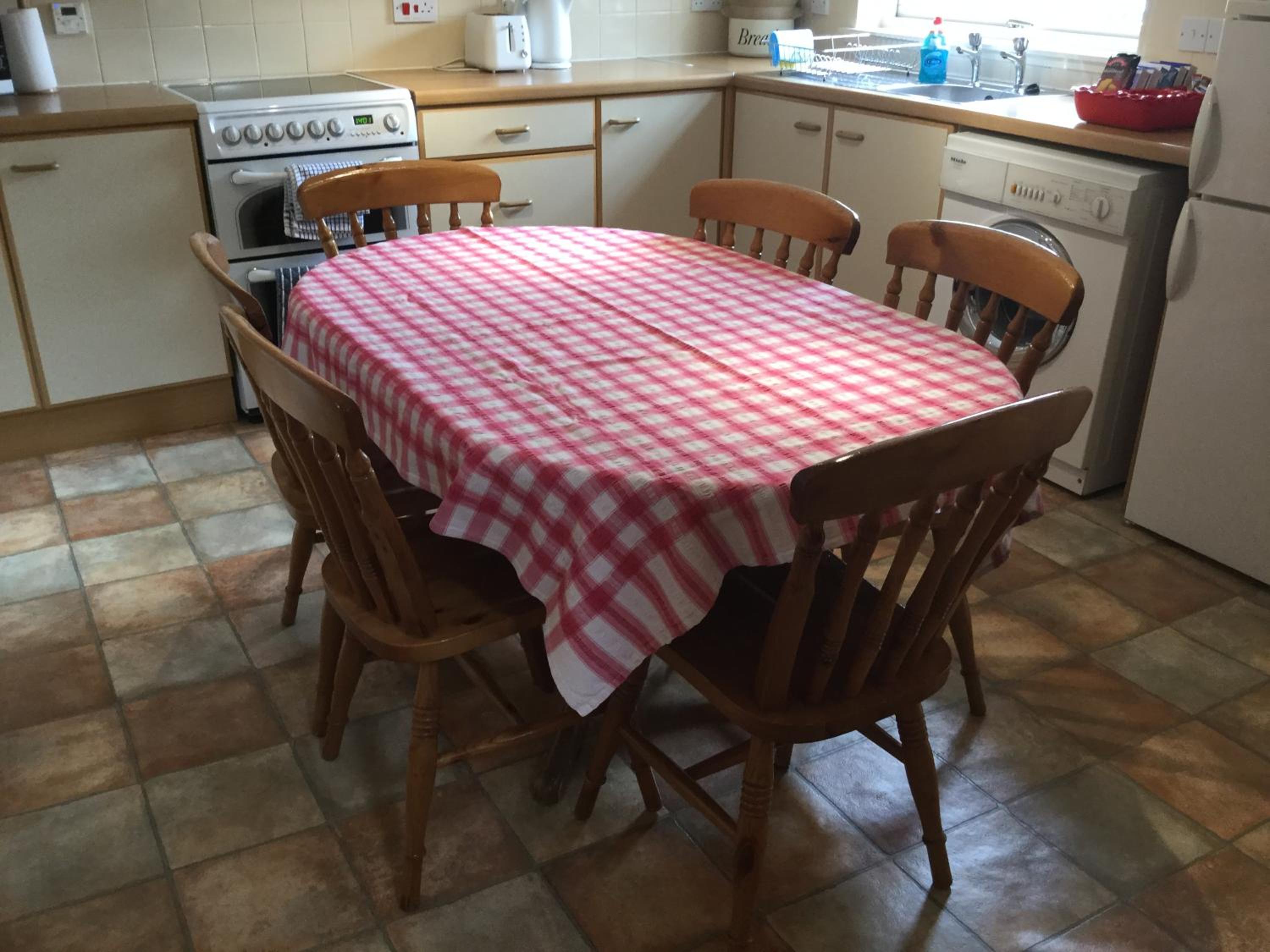 Three-Bedroom Old Cottage Free Parking