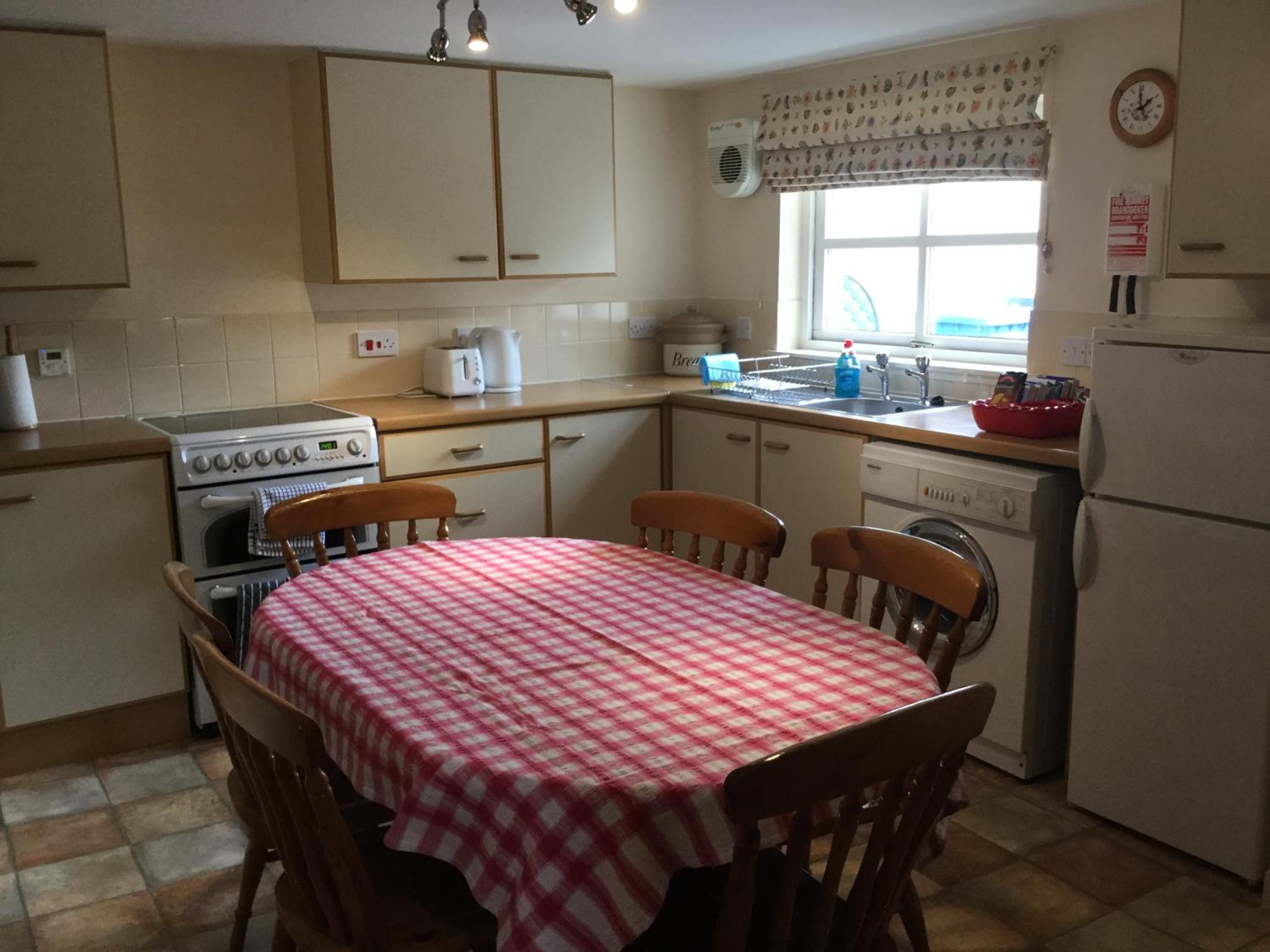 Three-Bedroom Old Cottage Free Parking