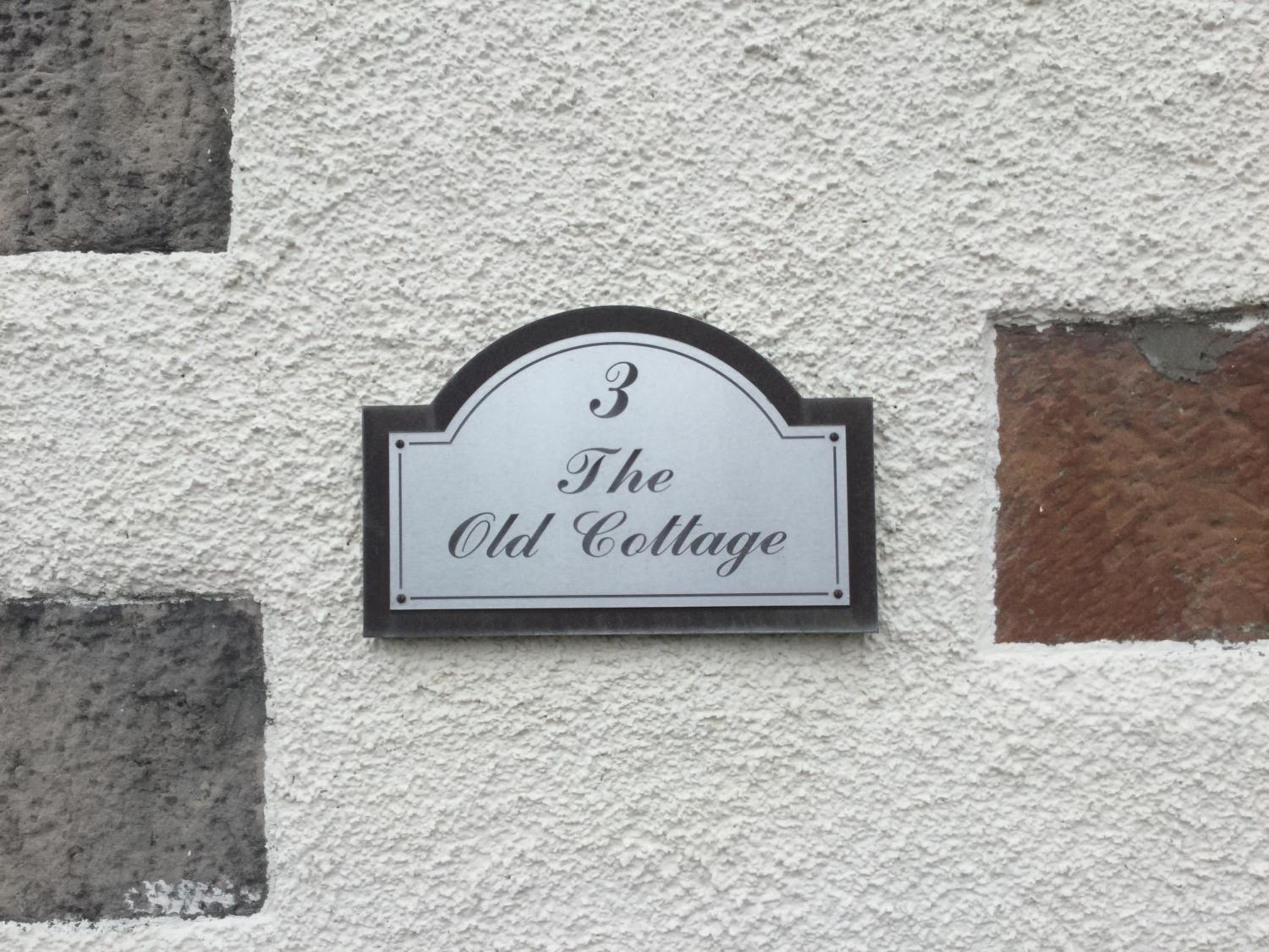 Three-Bedroom Old Cottage Free Parking