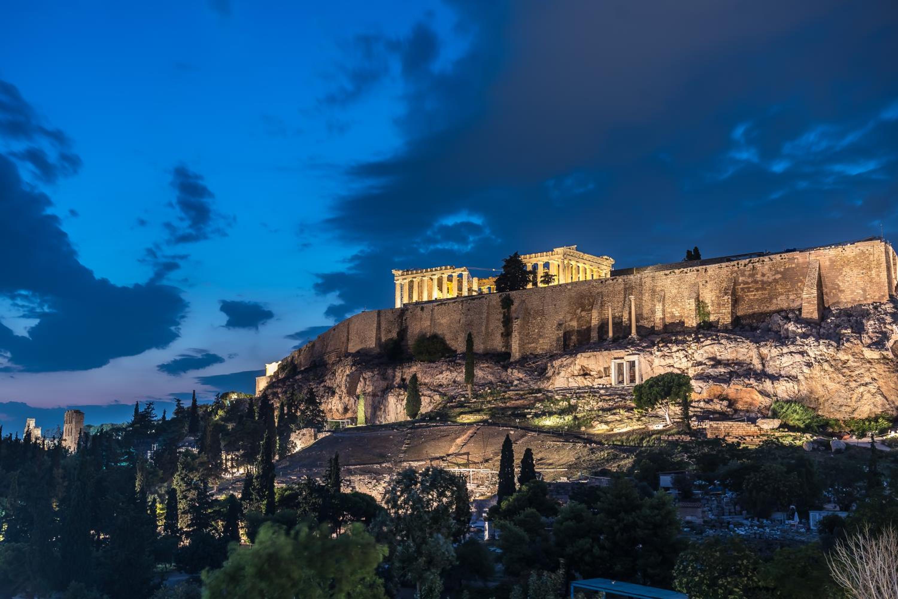 Splash Of Glam I 10 steps from Acropolis