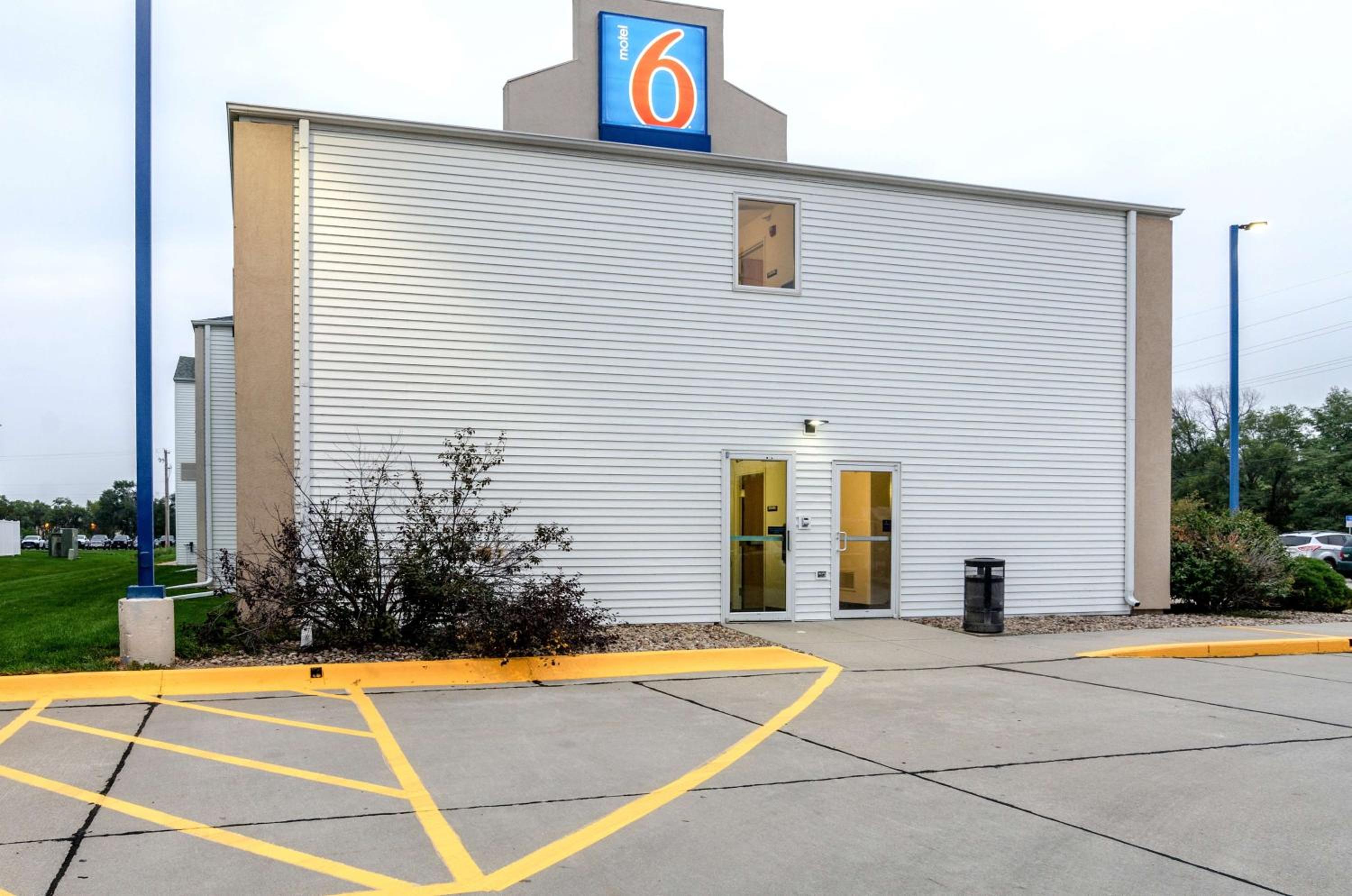 Kearney Vacations - Motel 6-Kearney, NE - Property Image 4