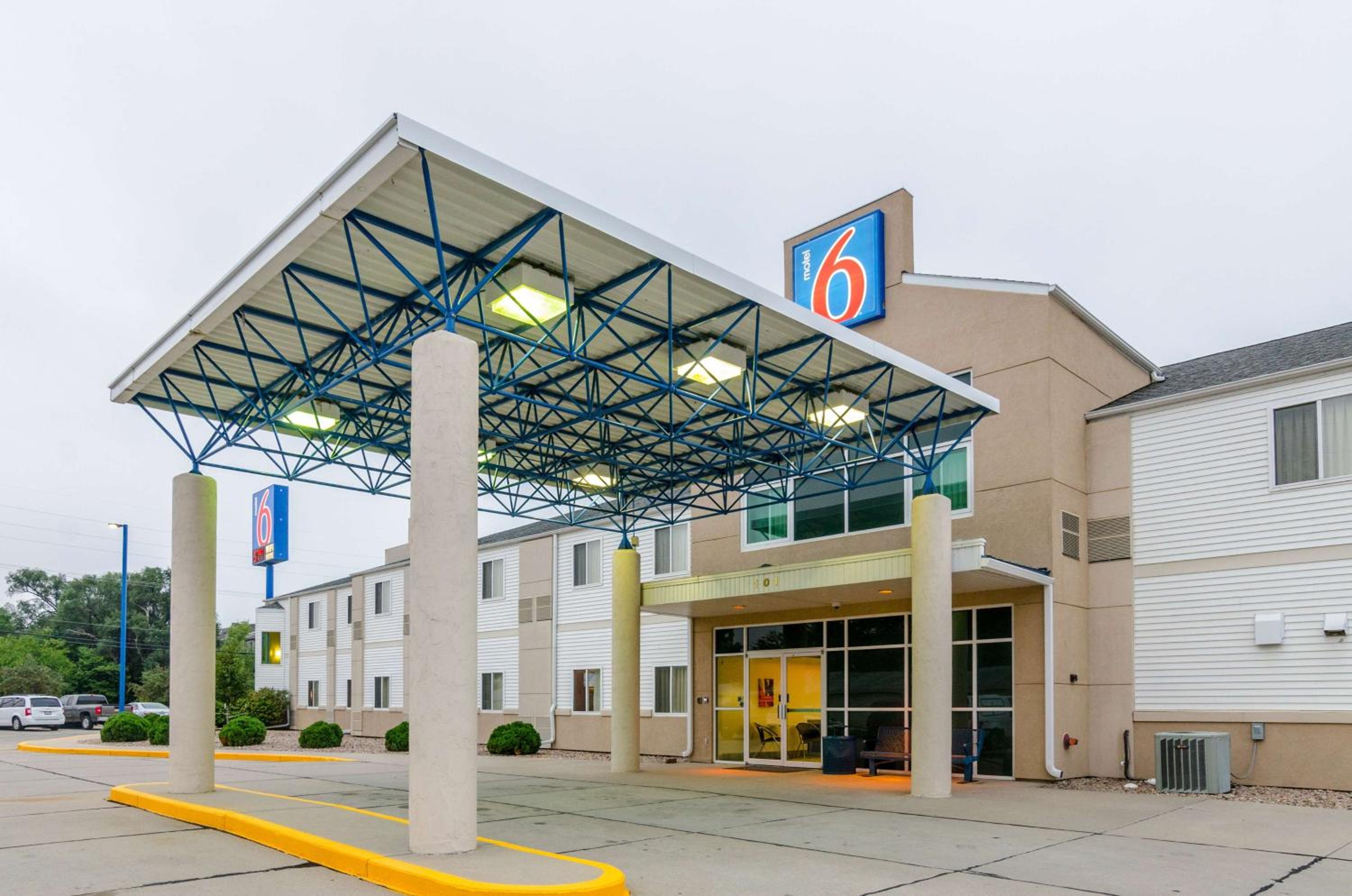 Kearney Vacations - Motel 6-Kearney, NE - Property Image 1