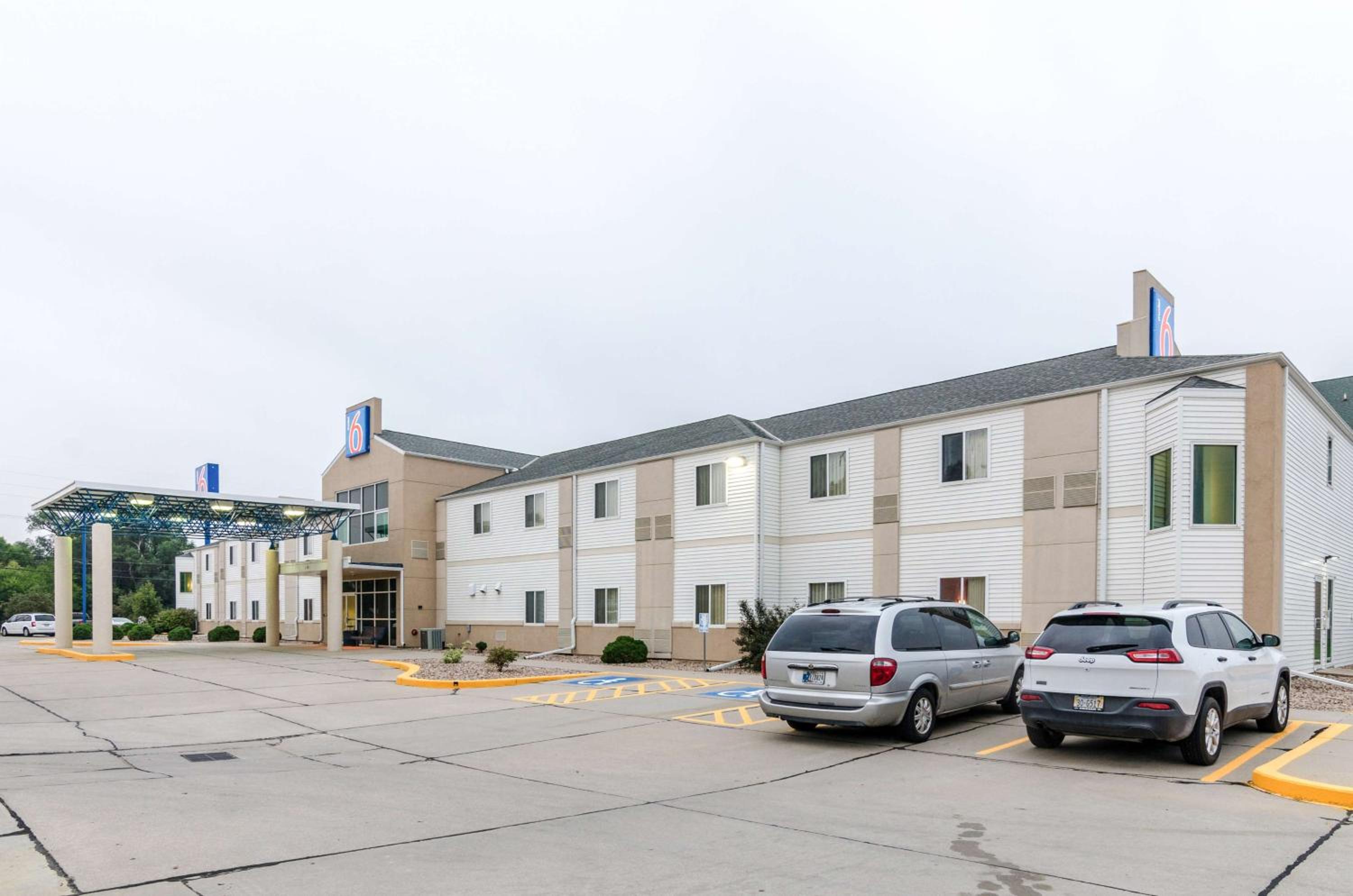 Kearney Vacations - Motel 6-Kearney, NE - Property Image 2