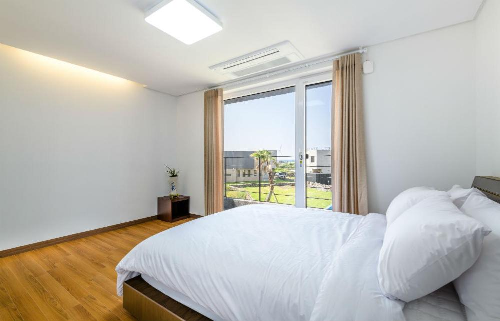 Chandelier Pension