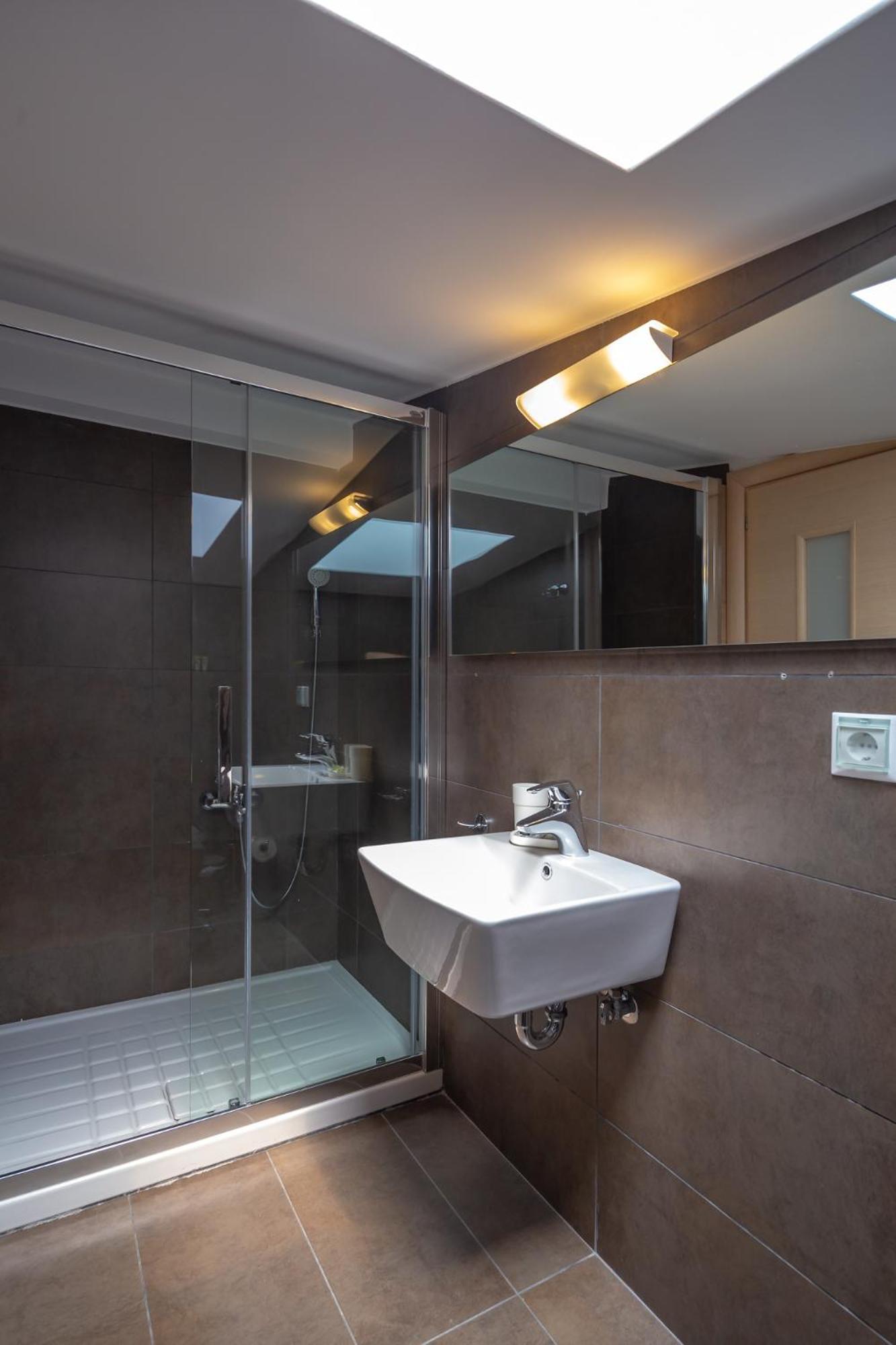 Solon - Deluxe City Center Apartment